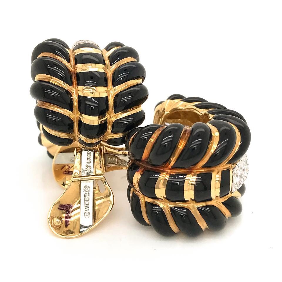 David Webb Clips d'oreilles percés et diamants en émail noir et émail Excellent état - En vente à New York, NY