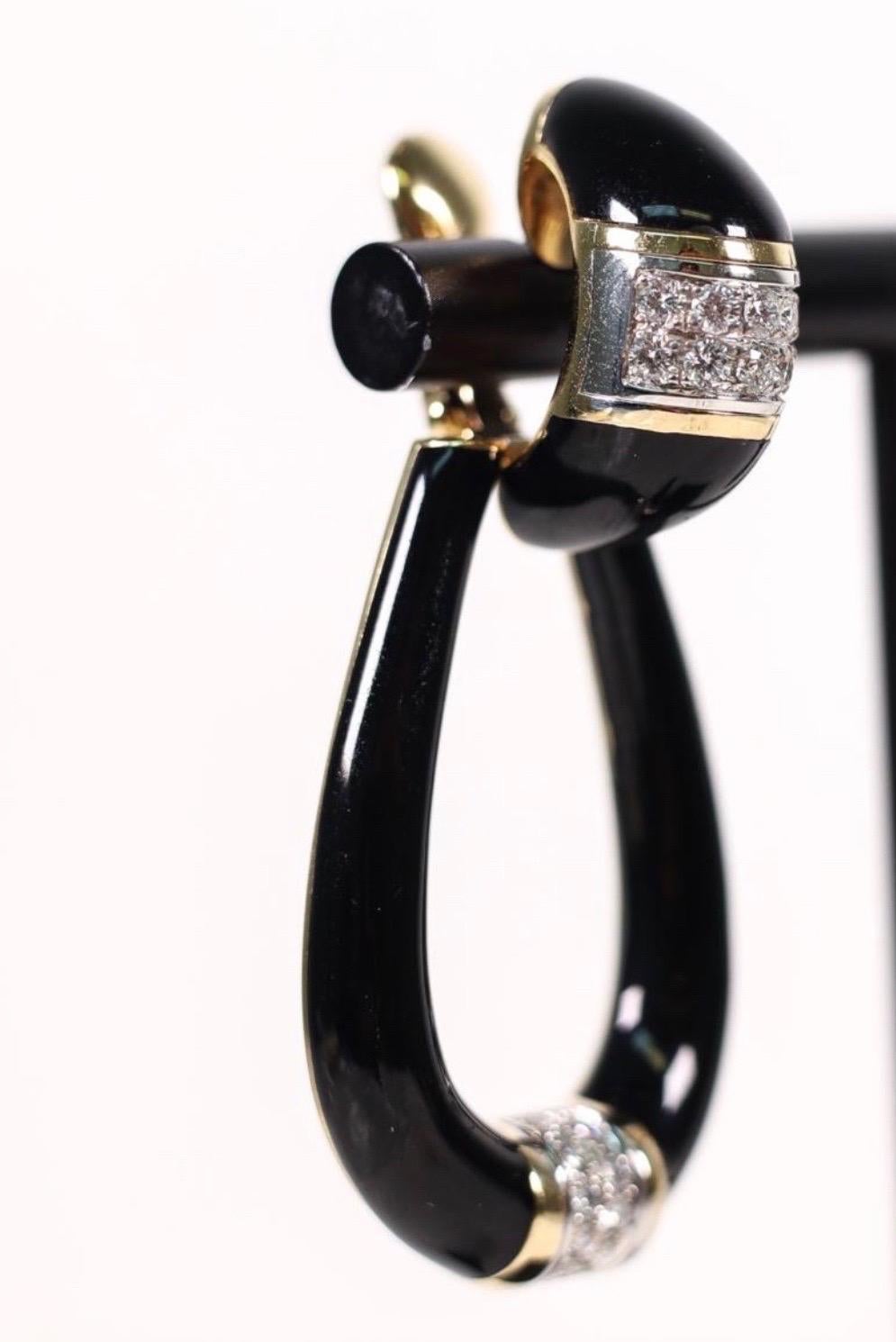 Magnifiques boucles d'oreilles à clip en émail noir de David Webb, de style vintage, avec des fonds amovibles. Les boucles d'oreilles pourraient facilement être converties en dos de poteau et d'oméga.
L'émail est en excellent état et est rehaussé