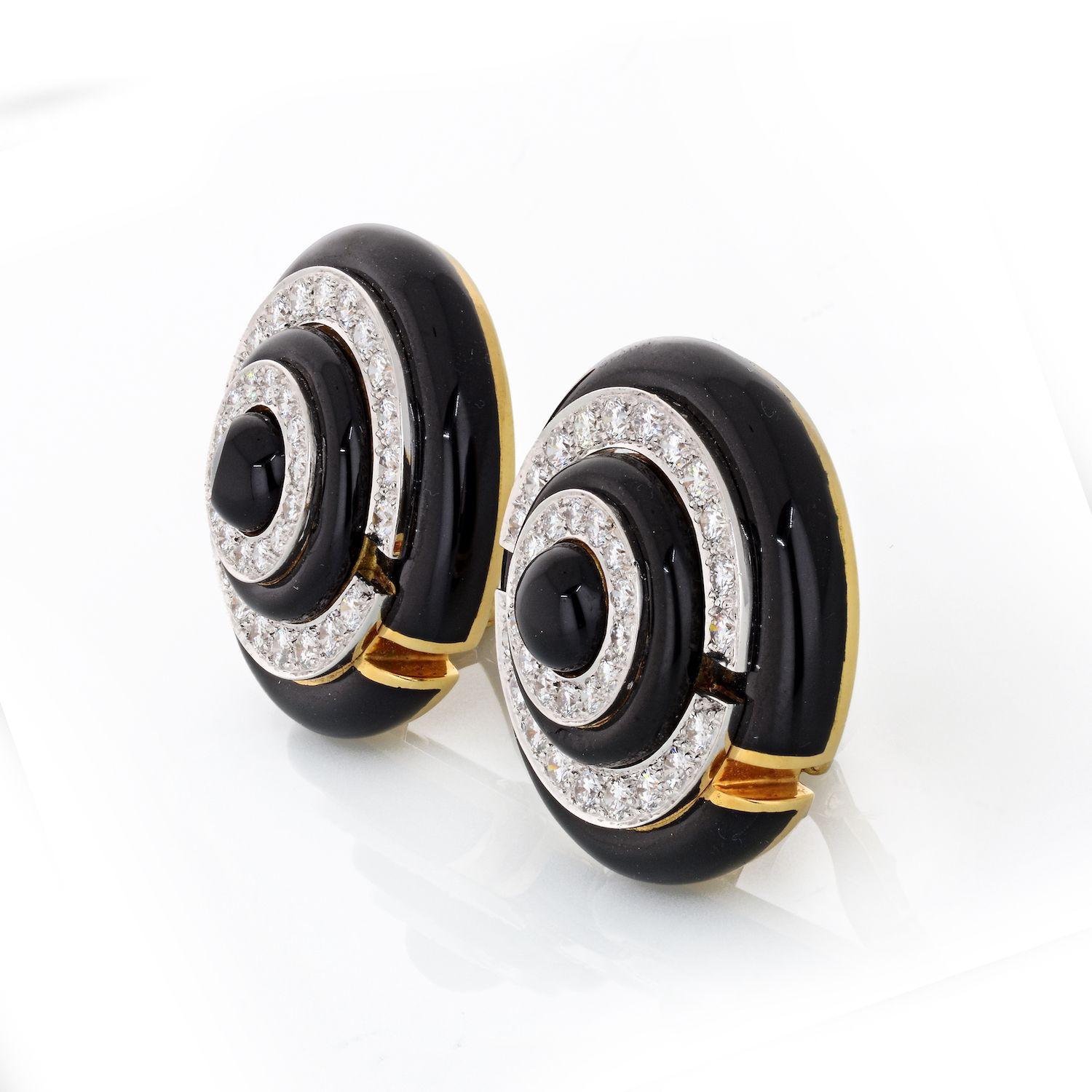 The slightly domed earrings centering upon three diamond separated by black enamel stripes, framed by black enamel, in 18K gold and platinum. Dsigned in a circle shape these earrings look chic and sophisticated. Color combination of black and white