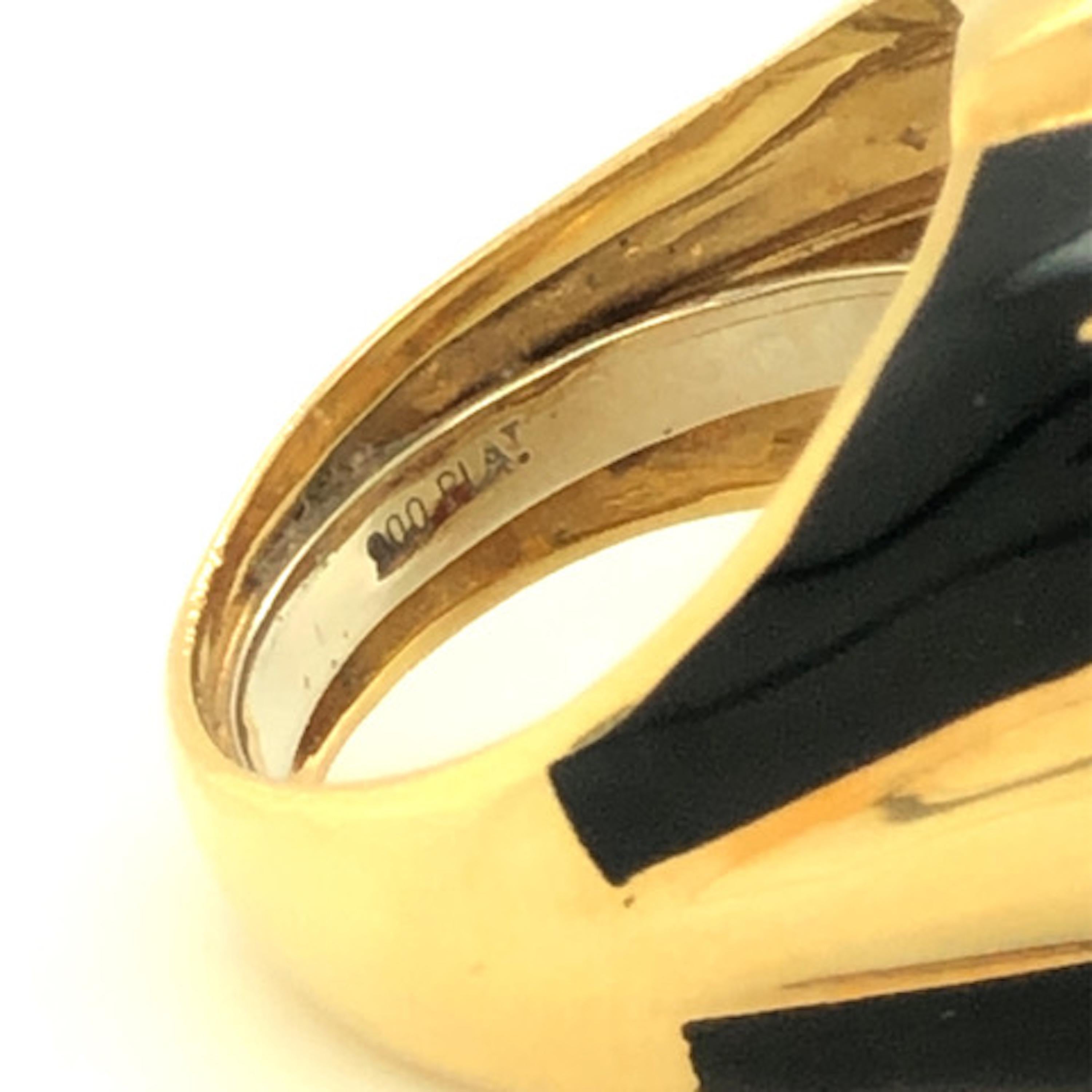 Dieser exquisite Ring von David Webb ist sorgfältig aus einer Kombination von 18 Karat Gold und Platin gefertigt. Es verfügt über atemberaubende Verzierungen, darunter schwarze Emaille, einen Cabochon-Rubin, einen Smaragd, einen Saphir und einen