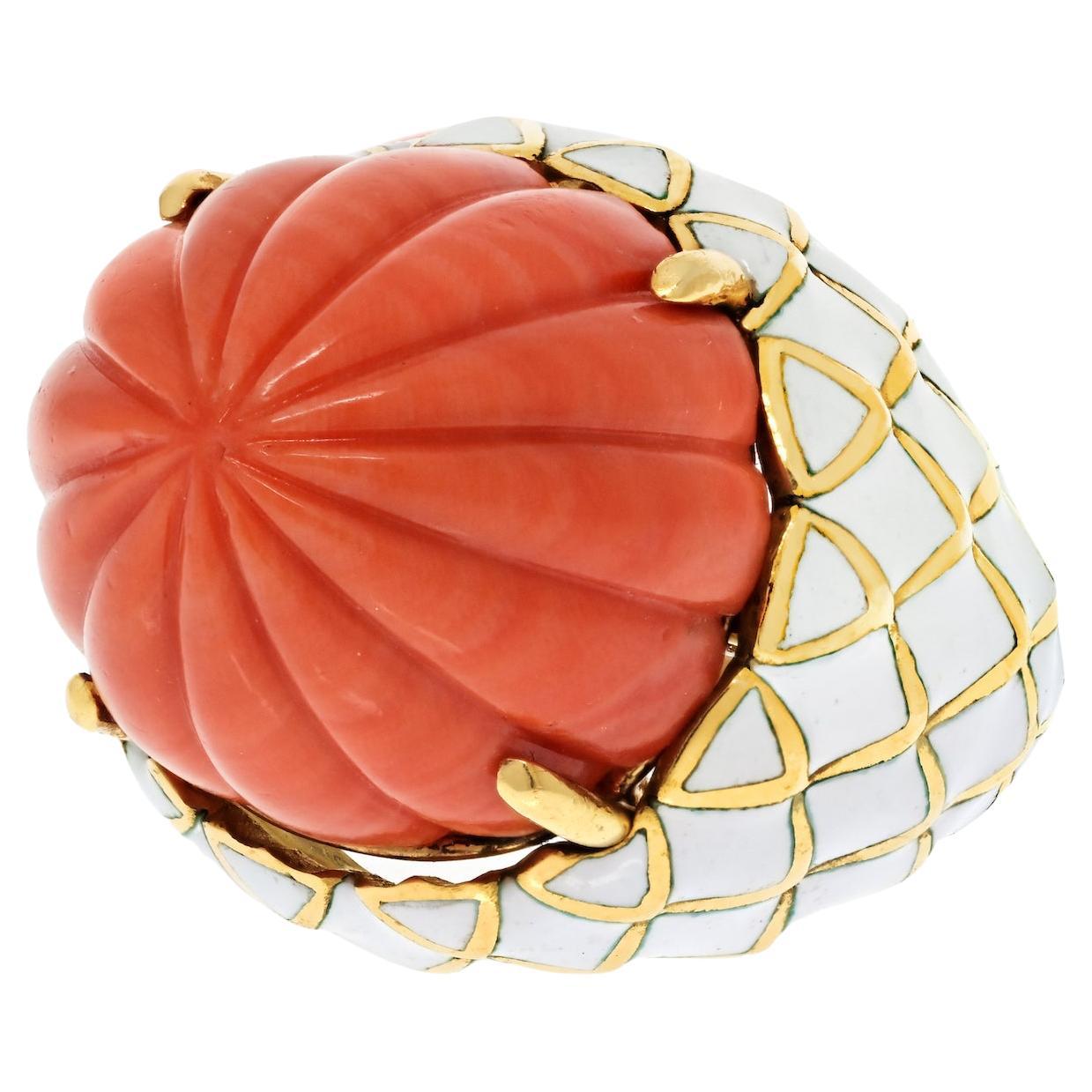 David Webb, bague bombée en platine et or jaune 18 carats, corail sculpté et émail blanc en vente