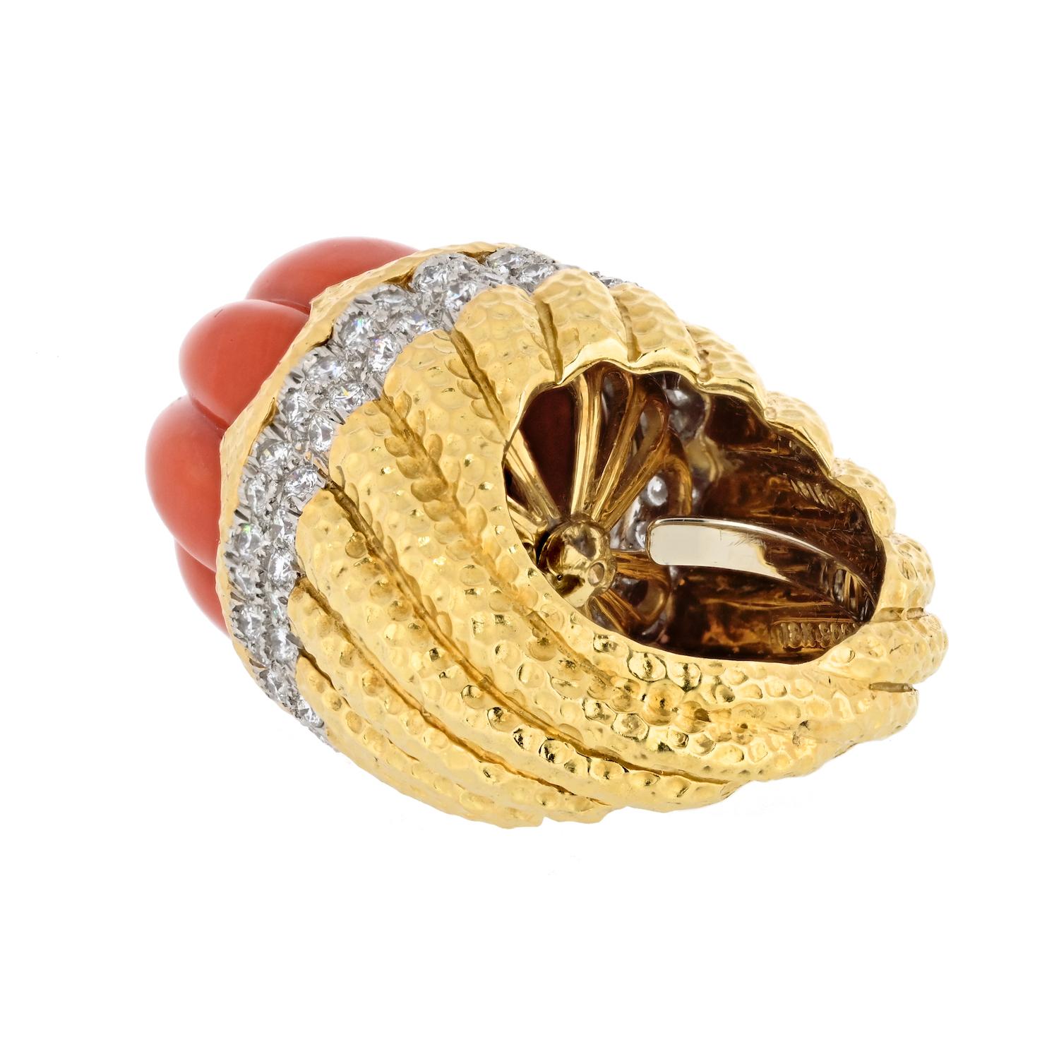 Taille cabochon David Webb, bague bombée en platine, or jaune 18 carats et corail cannelé en vente