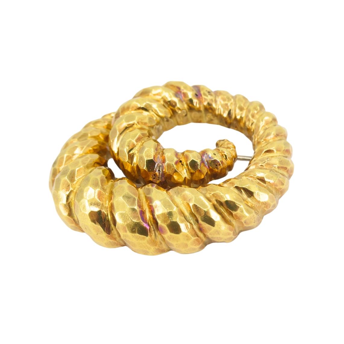 David Webb Spilla in oro 18 carati Design a spirale in oro martellato In condizioni ottime in vendita a Beverly Hills, CA