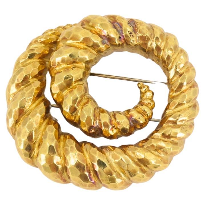 David Webb Spilla in oro 18 carati Design a spirale in oro martellato in vendita