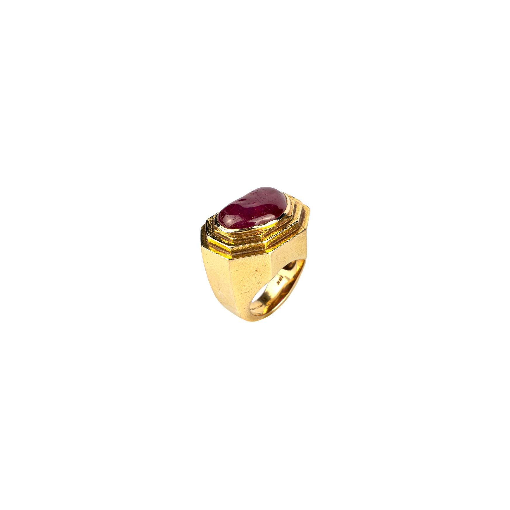 A sumptuous David Webb ring showcasing a heart shaped cabochon Burma ruby mounted on a hammered 18k yellow gold shank.
Made in America, circa 1970.