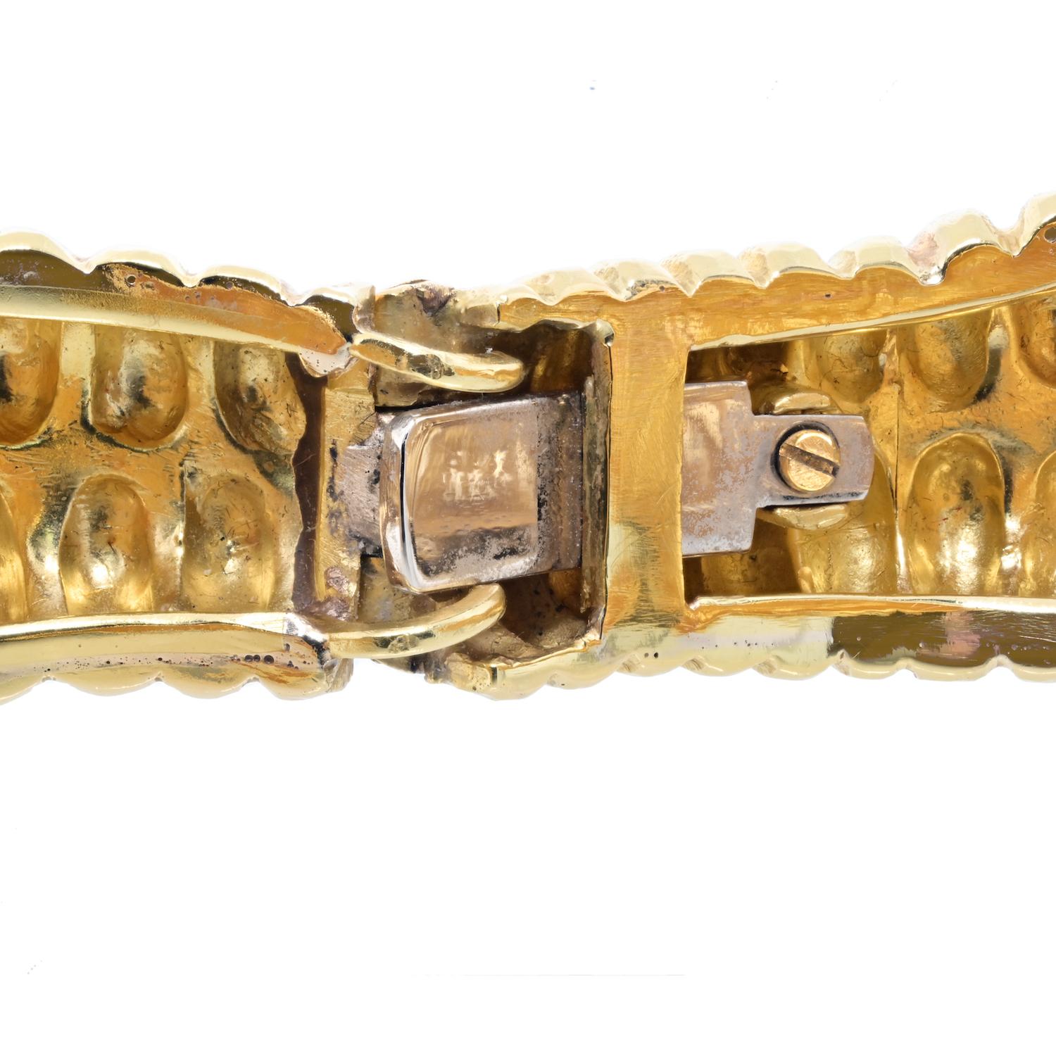 David Webb Bypass 18K Gelbgold geriffeltes Crossover-Armband im Angebot 1