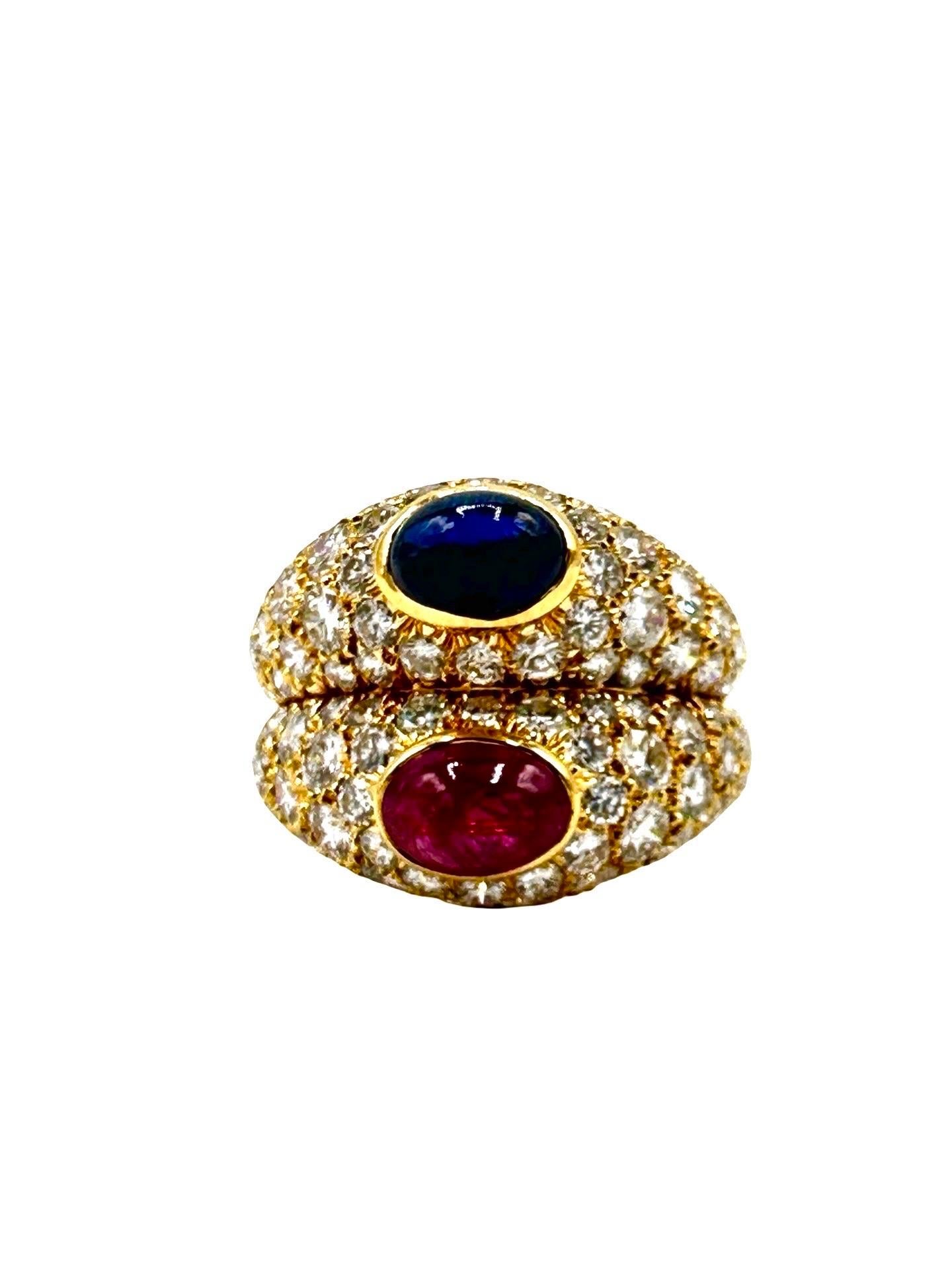 Il s'agit d'une magnifique bague de cocktail de David Webb, composée de plusieurs pierres précieuses et de diamants.  La bague présente un saphir de 1,45 carat taillé en cabochon et un rubis de 1,50 carat taillé en cabochon, tous deux sertis sur