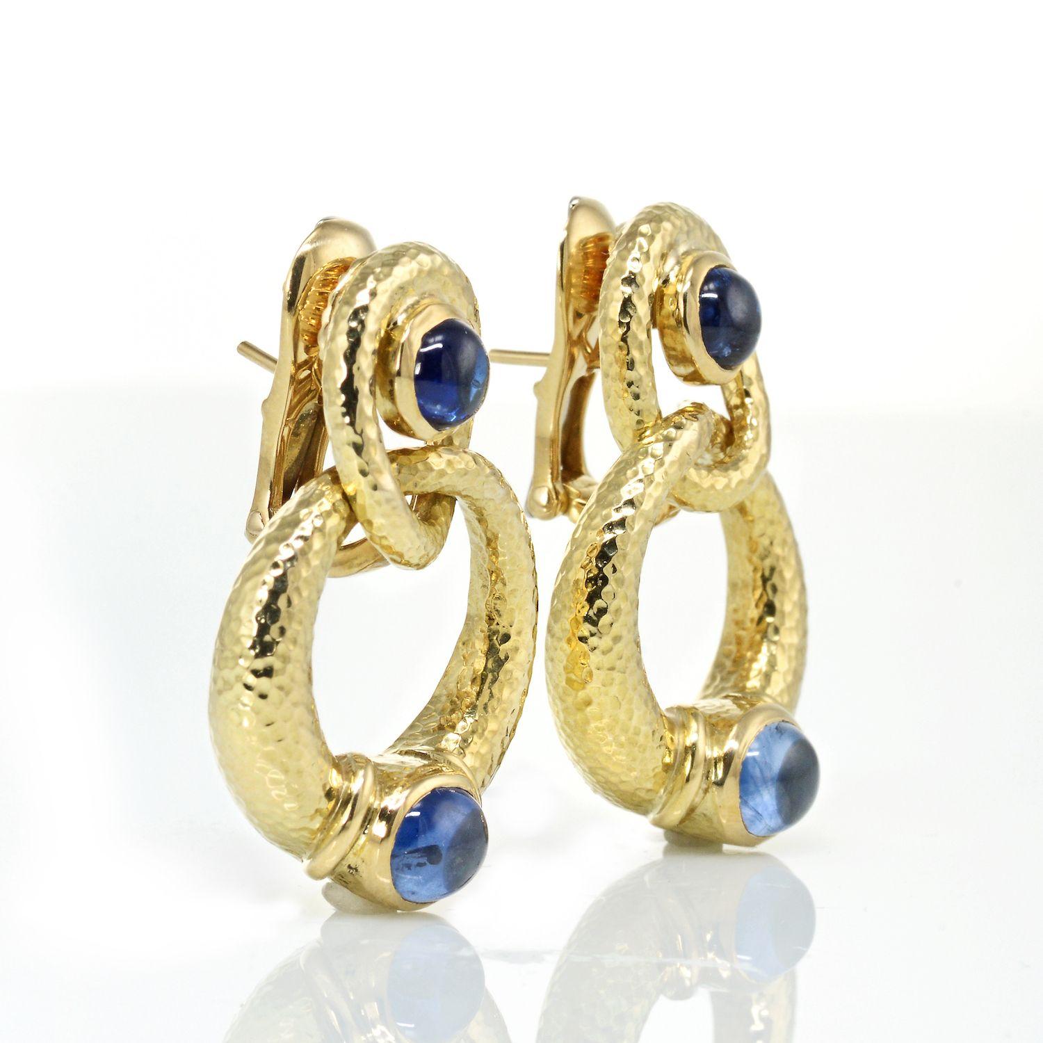 Hammered 18K yellow gold David Webb doorknocker clip-on earrings featuring cabochon sapphires. Gemstones are bezel set and are with no signs of wear. For pierced ears. 
Length: 1.25 inches appr.
