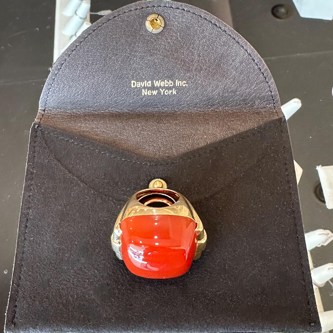 David Webb Bague en or jaune 18K avec cornaline et étui en vente 6