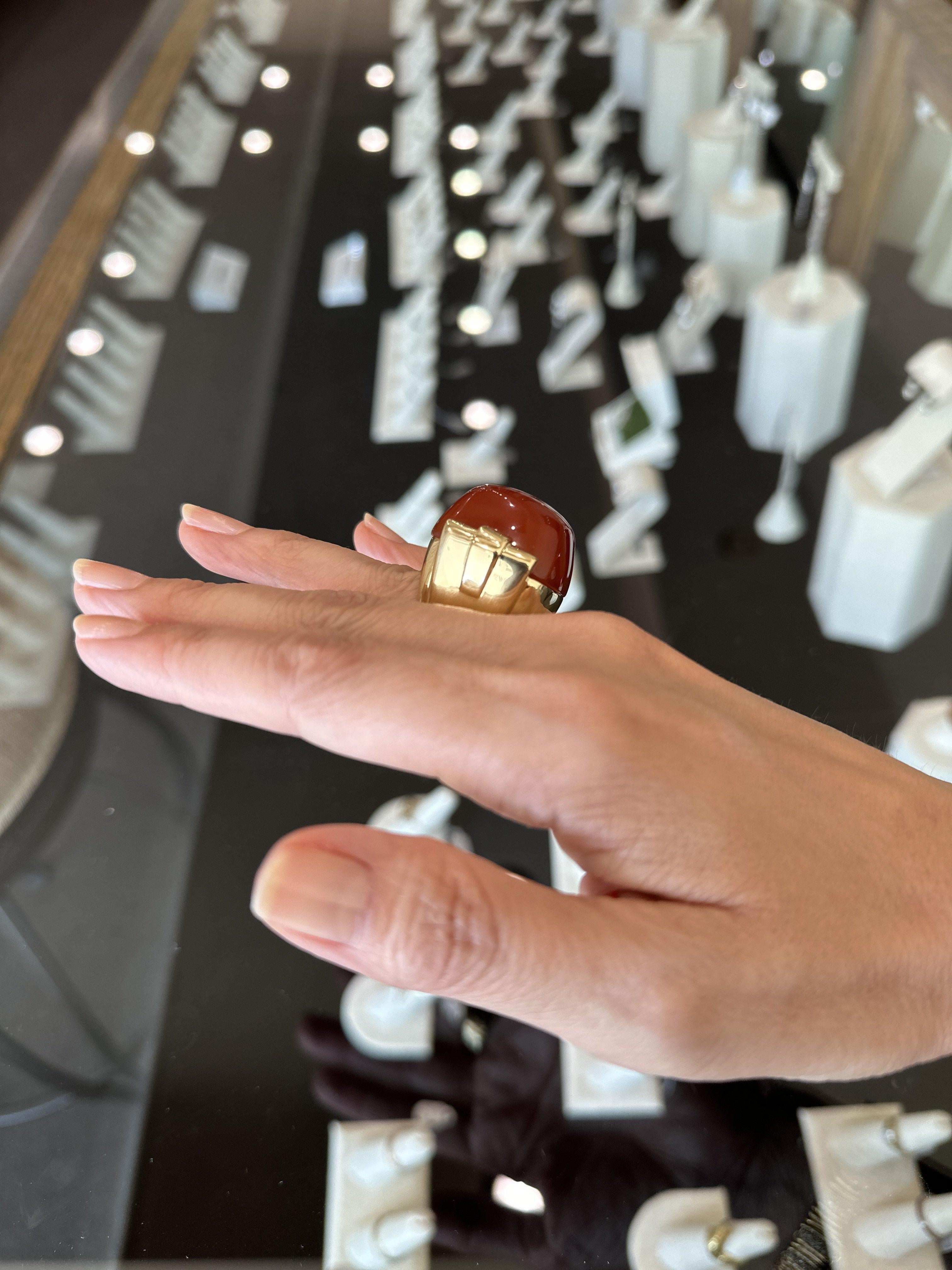 Taille cabochon David Webb Bague en or jaune 18K avec cornaline et étui en vente