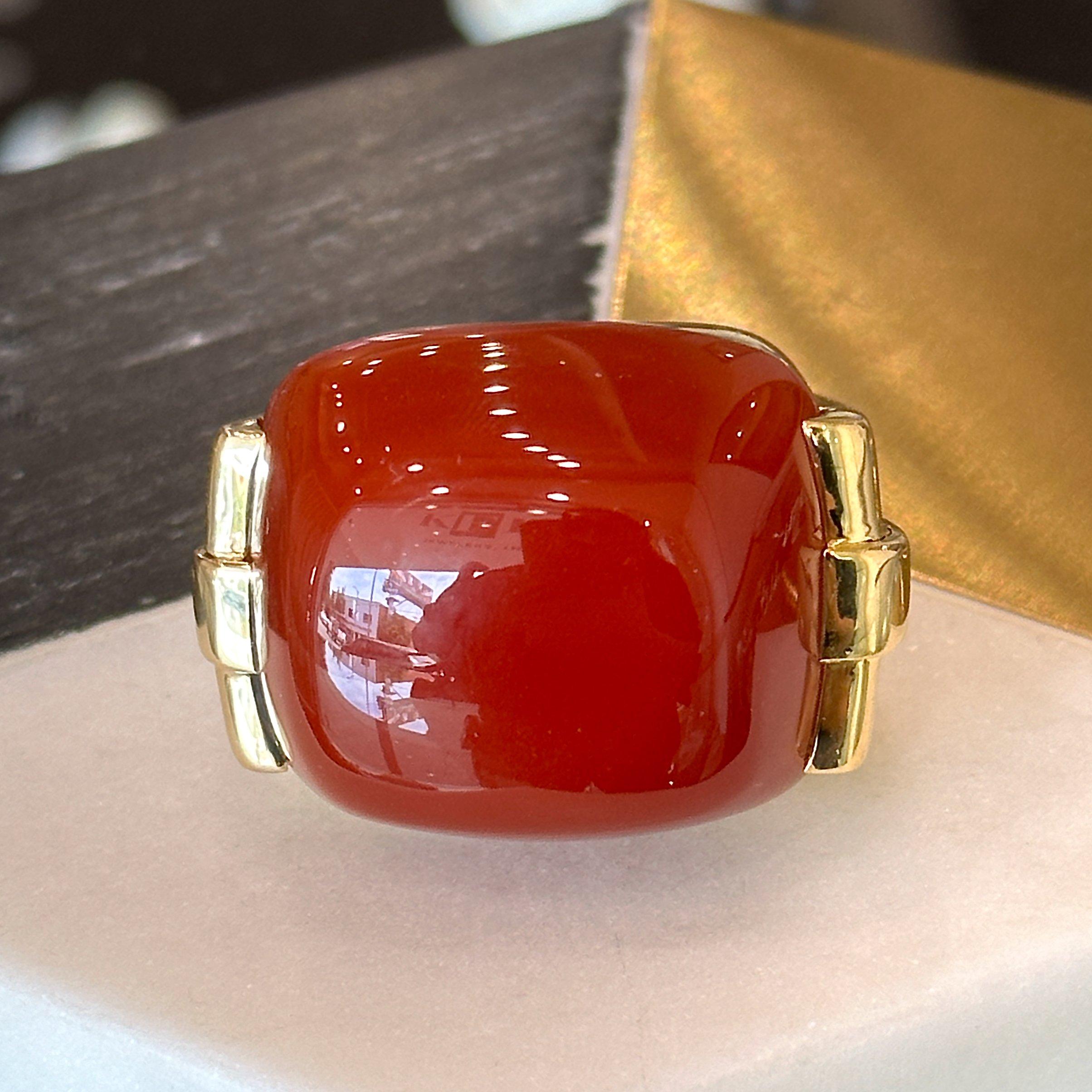 David Webb Bague en or jaune 18K avec cornaline et étui Bon état - En vente à Los Angeles, CA