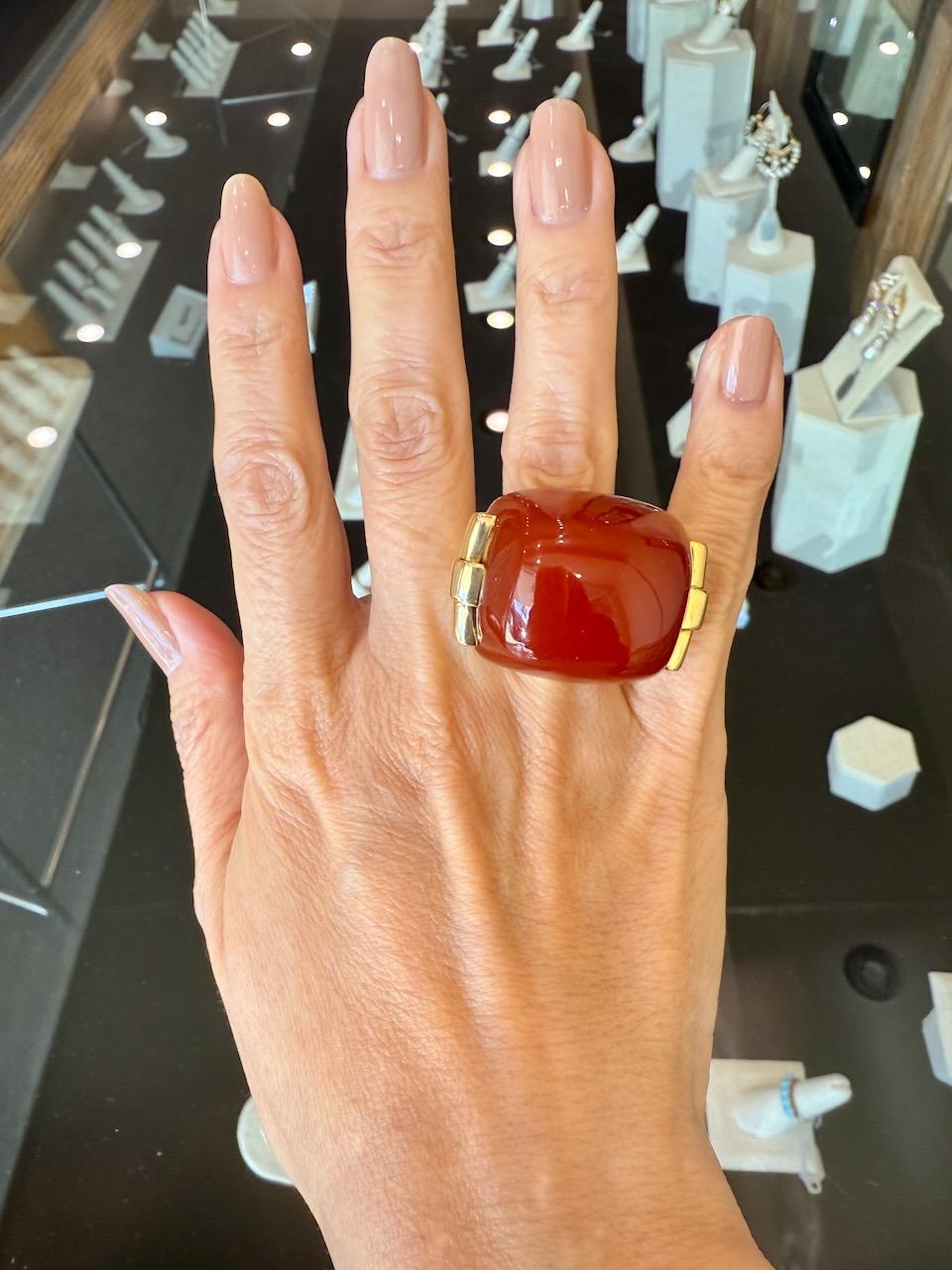 Questo anello da cocktail vintage con cabochon di corniola di David Webb risale agli anni Sessanta.
La corniola è straordinariamente bella.
È realizzato in oro giallo 18KT. 
La parte superiore dell'anello misura 36 mm x 26 mm e si trova a 20 mm
