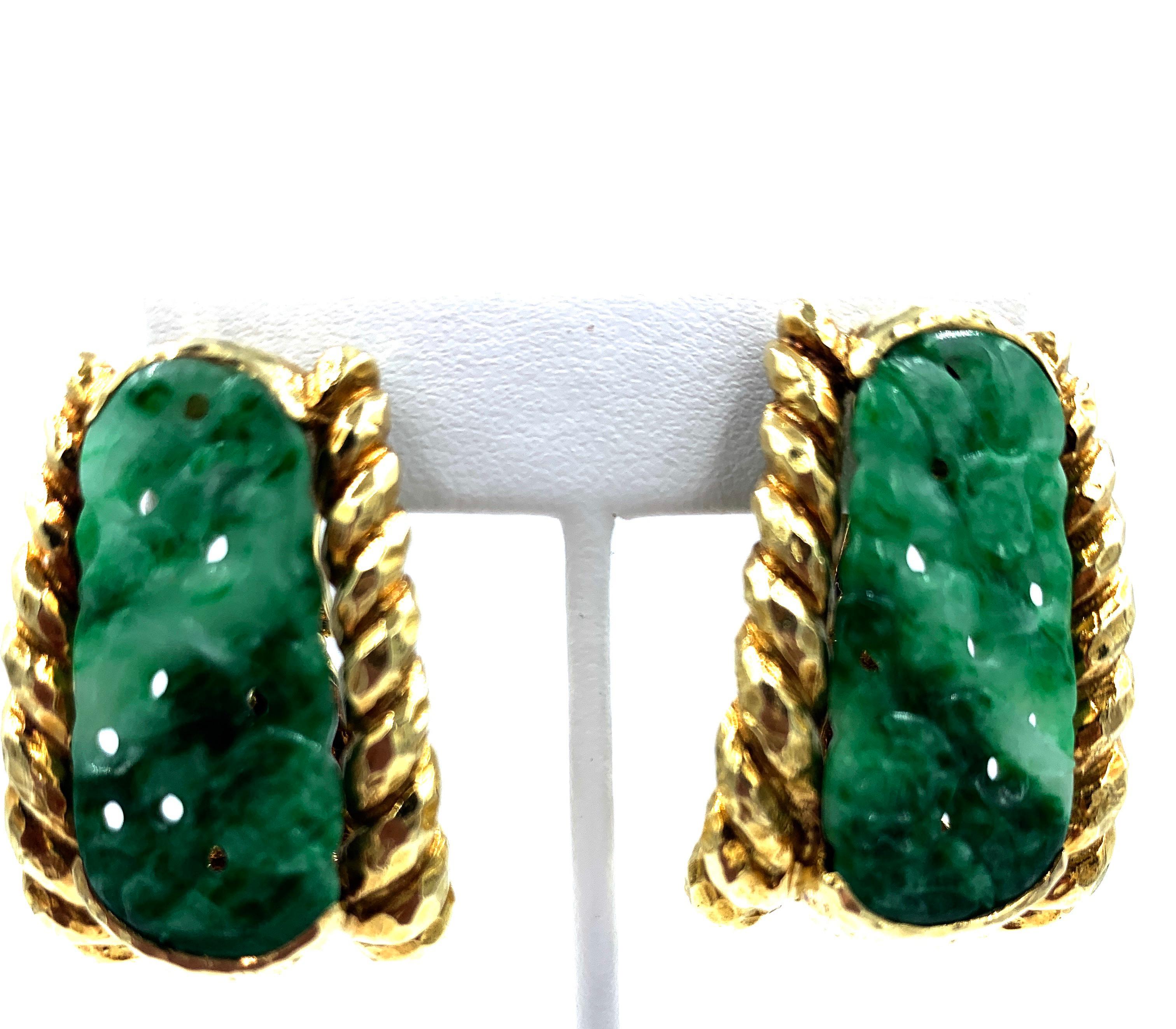 David Webb Carved and Pierced Jade Hammered 18 Karat Yellow Gold Clip Earrings In Good Condition For Sale In West Palm Beach, FL