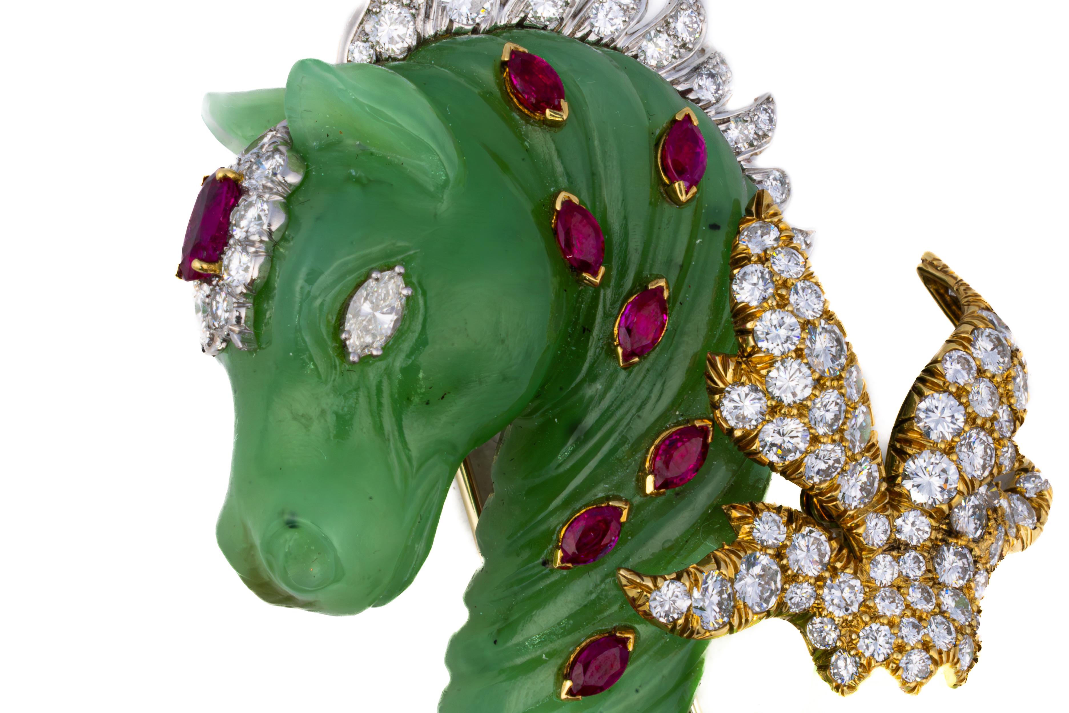 David Webb Broche de caballito de mar de jade tallado, diamante y rubí

Descripción:
Este broche, una creación caprichosa y atrevida de David Webb, presenta un caballito de mar de jade tallado, adornado con una crin engastada con diamantes y