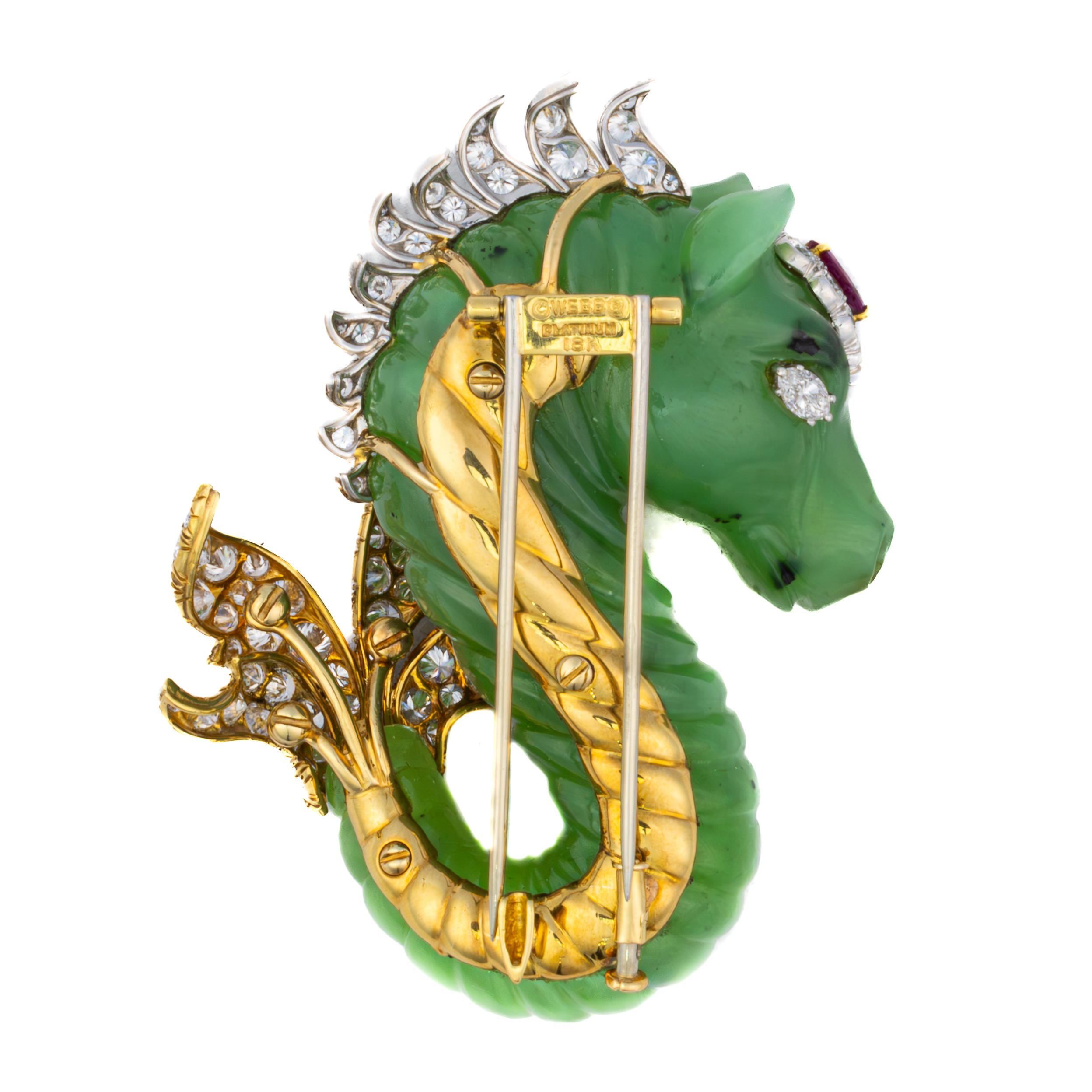 David Webb Broche de caballito de mar de jade tallado, diamante y rubí Retro en venta