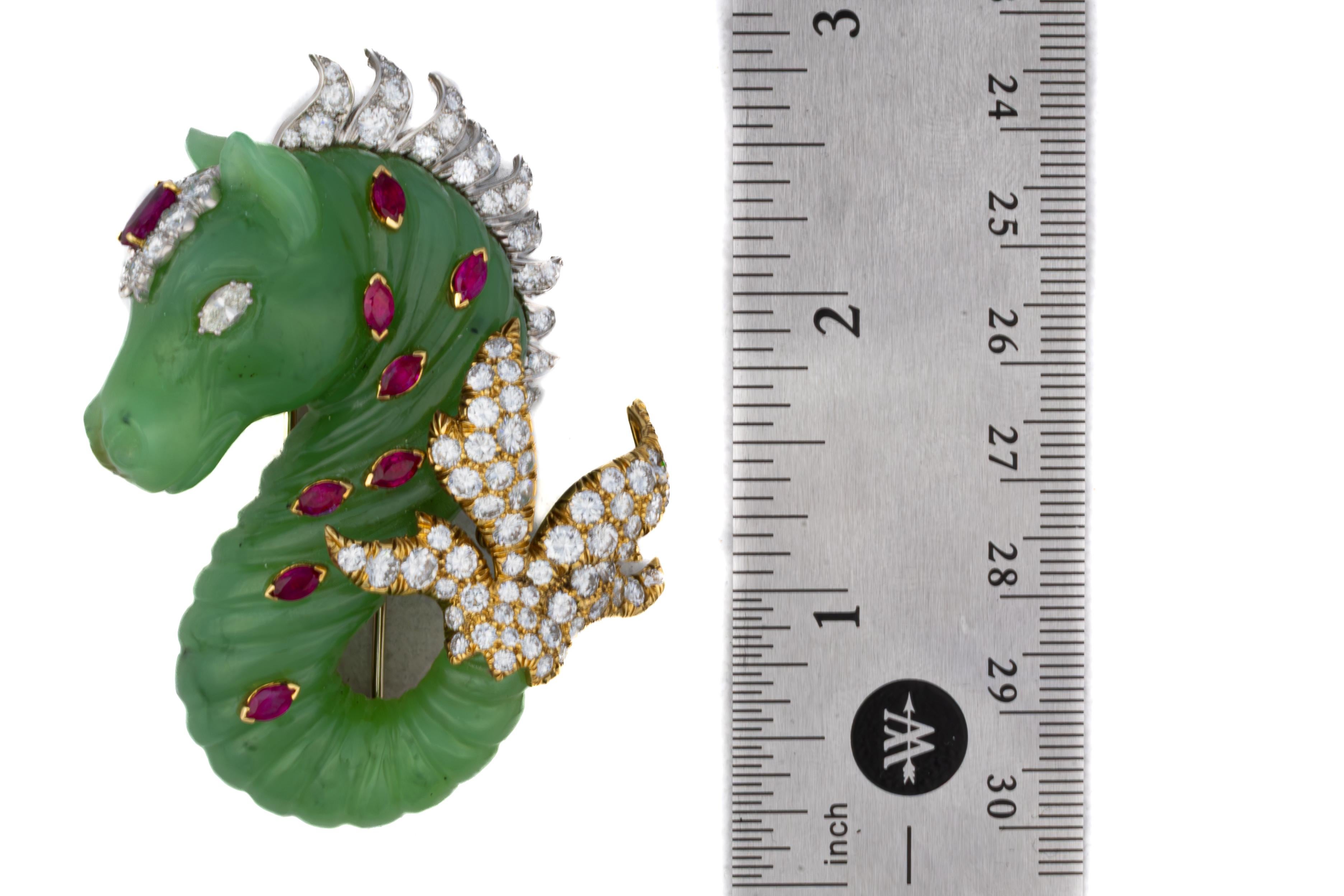 David Webb Broche de caballito de mar de jade tallado, diamante y rubí en Excelente estado para la venta en New York, NY