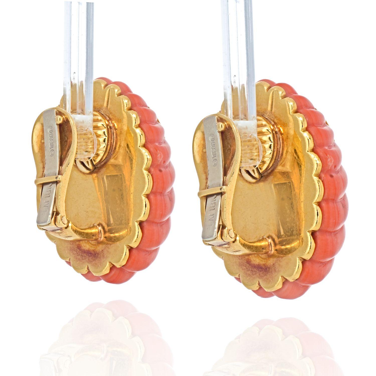 Geschnitzte Korallen- und Diamant-Clip-Ohrringe von David Webb (Moderne) im Angebot