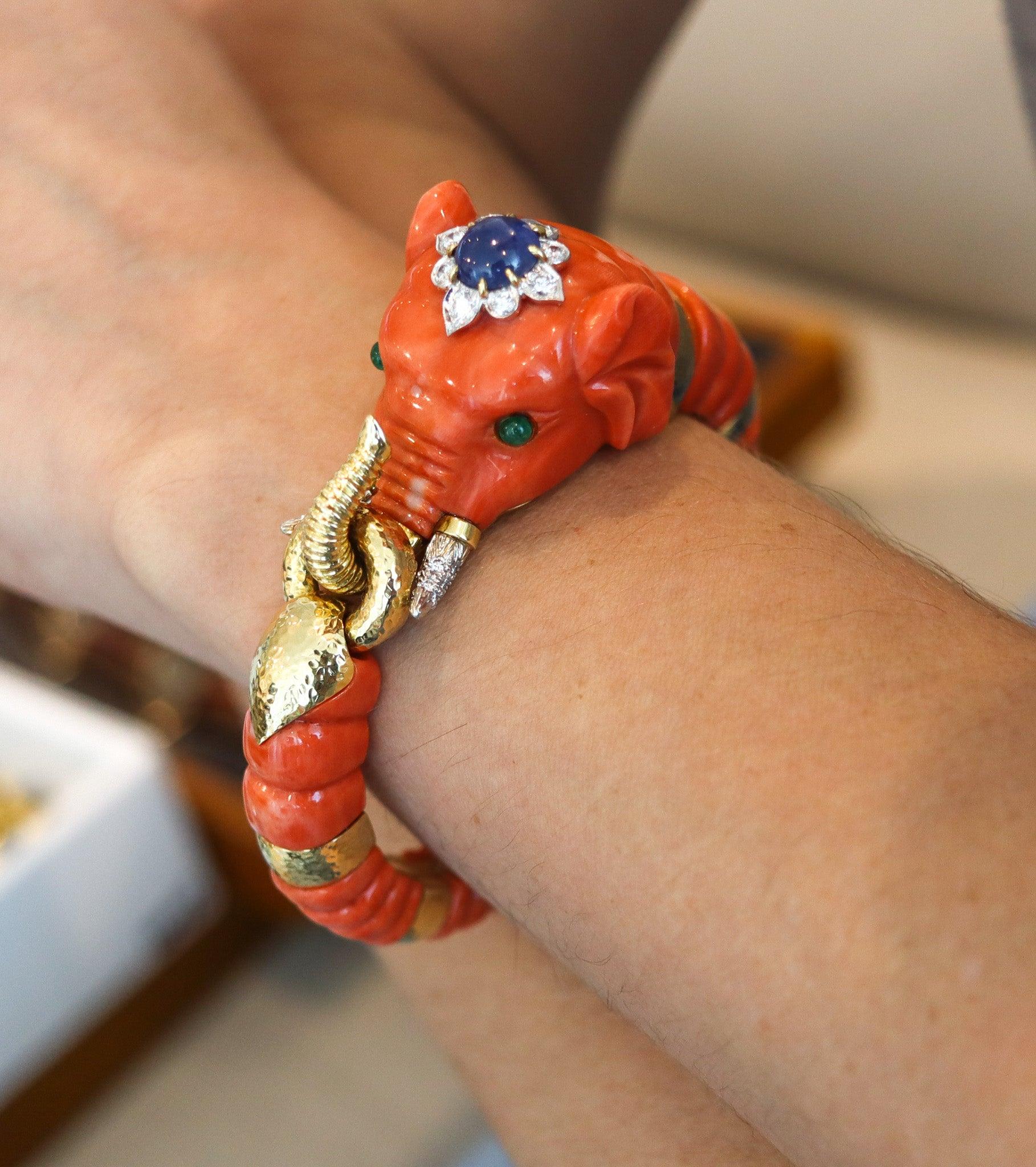 Cocktailring Entworfen von David Webb (1925-1975).

Dies ist das herausragende, ikonische Elefantenarmband, das in den Jahren 1968-1970 in New York im Schmuckatelier von David Webb geschaffen wurde. Das Elefantenarmband von David Webb ist ein