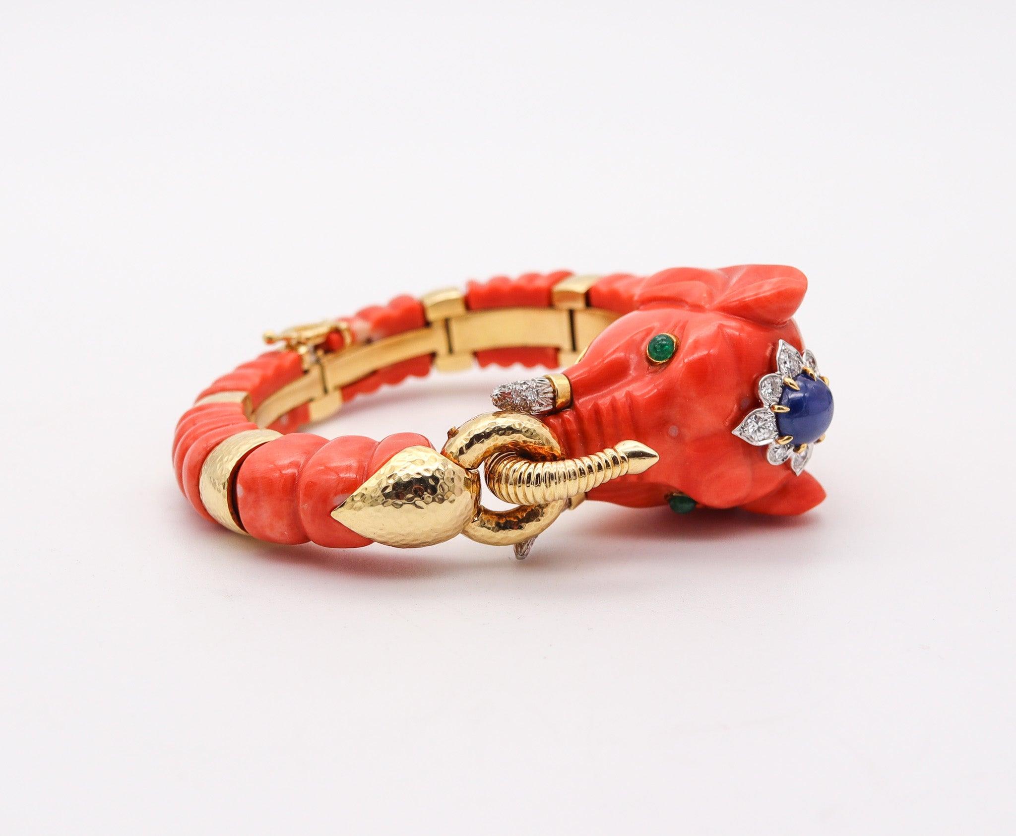 DAVID WEBB geschnitztes Korallen-Elefantenarmband 18Kt Gold Platin Diamanten & Saphiren (Modernistisch) im Angebot