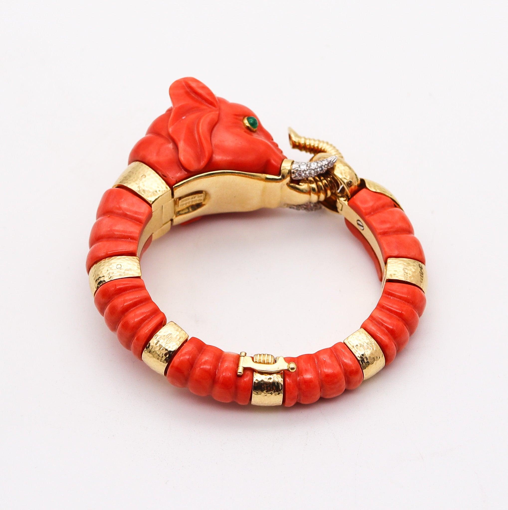 DAVID WEBB geschnitztes Korallen-Elefantenarmband 18Kt Gold Platin Diamanten & Saphiren Damen im Angebot