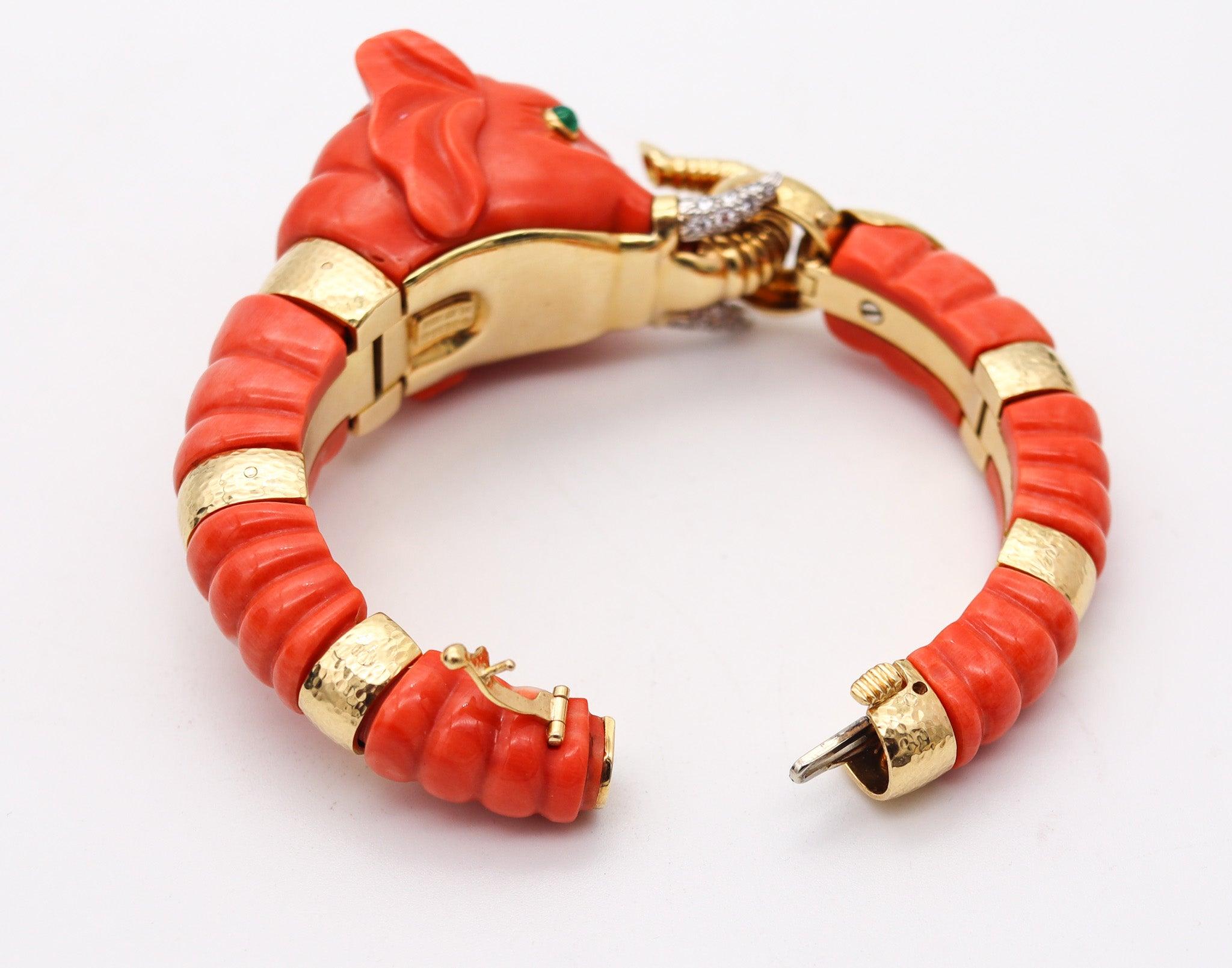 DAVID WEBB geschnitztes Korallen-Elefantenarmband 18Kt Gold Platin Diamanten & Saphiren im Angebot 2