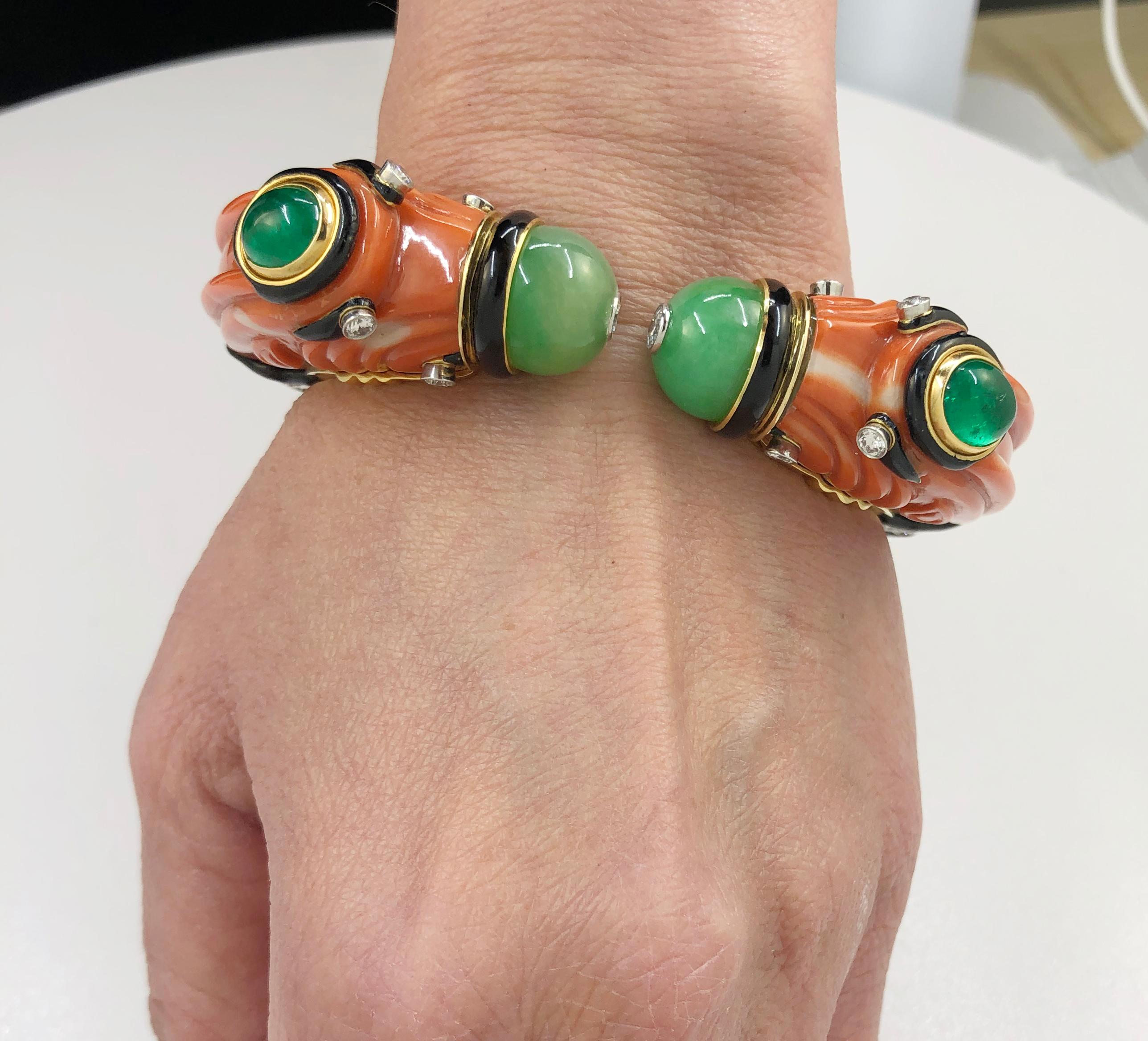 David Webb, bracelet chimère sculpté en corail, jade, émeraude et diamants Excellent état - En vente à New York, NY