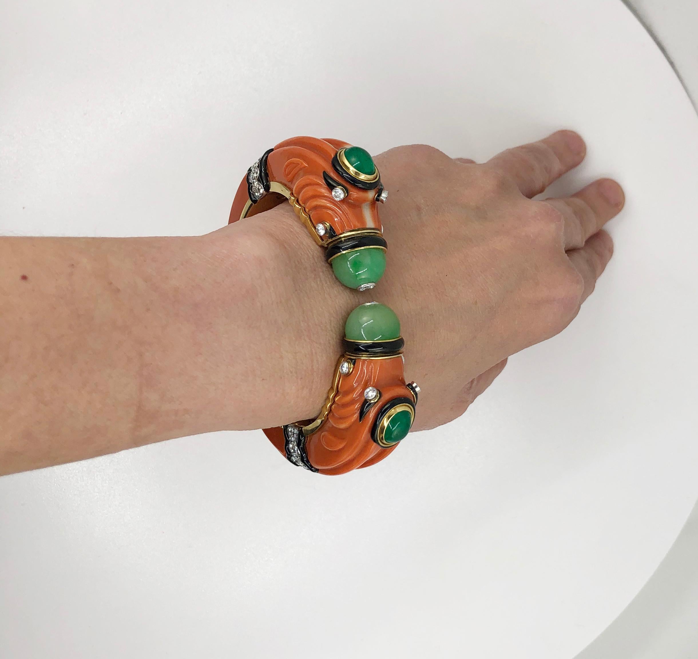 David Webb, bracelet chimère sculpté en corail, jade, émeraude et diamants Unisexe en vente