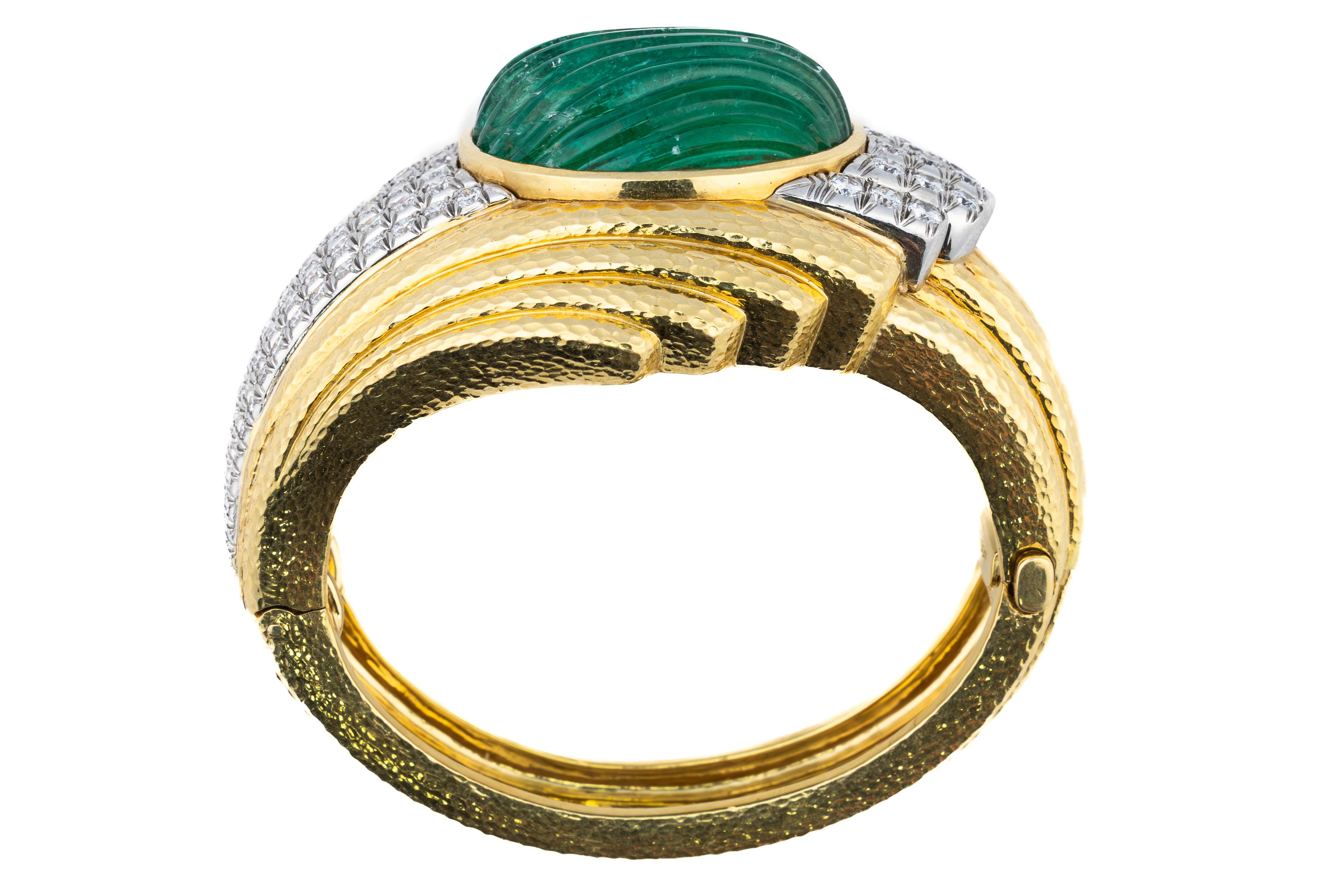 David Webb Armreif mit geschnitztem Smaragd und Diamant

Dieser außergewöhnliche Armreif, eine kühne und meisterhafte Kreation von David Webb, strahlt mit seiner aufwendigen Handwerkskunst und der bezaubernden Anordnung der Edelsteine königliche