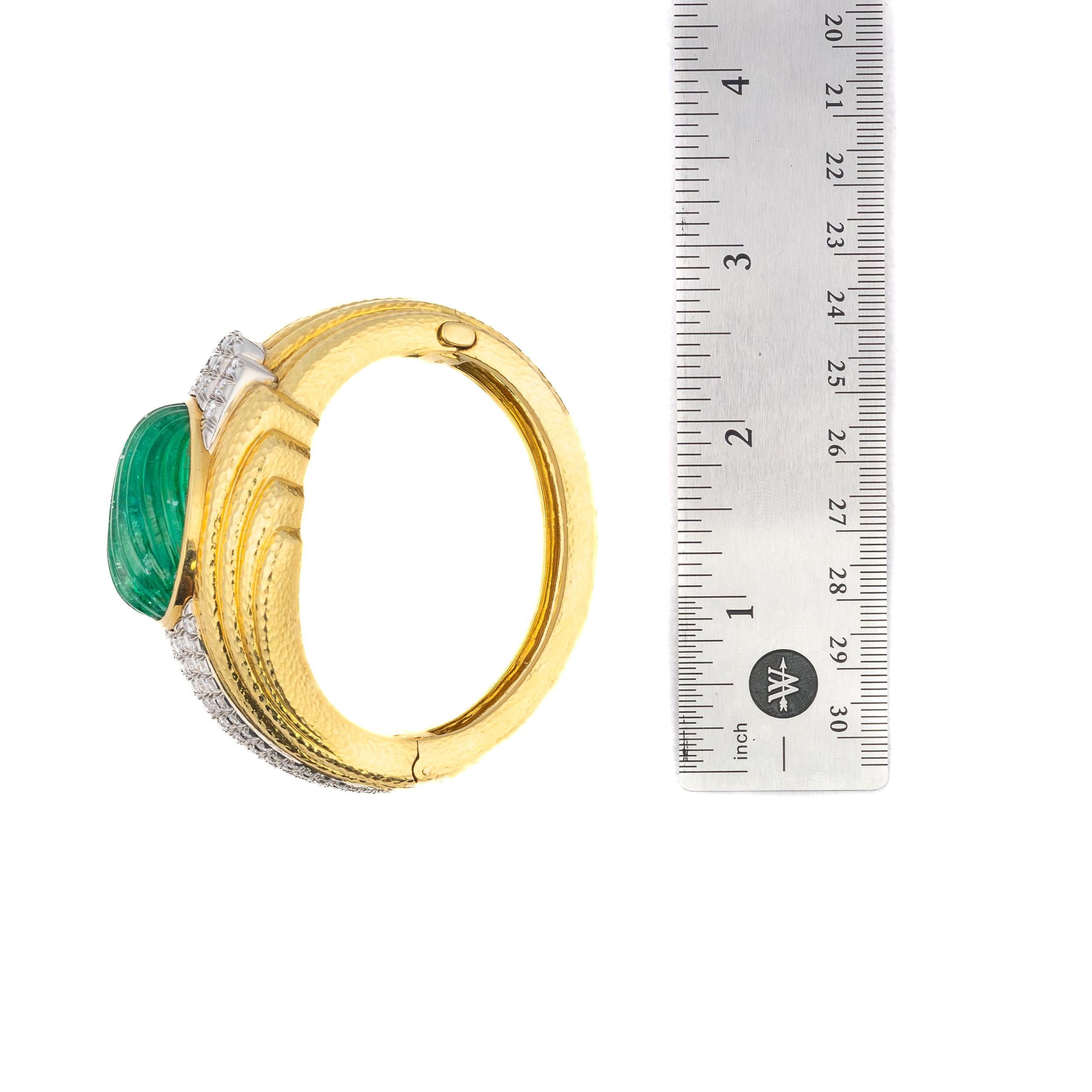David Webb Armreif mit geschnitztem Smaragd und Diamant (Retro) im Angebot
