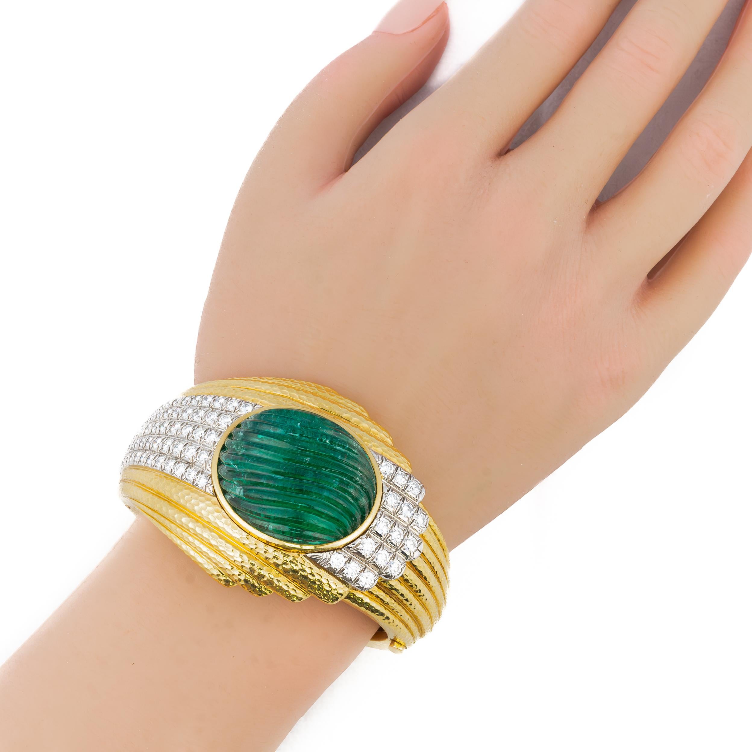 David Webb Armreif mit geschnitztem Smaragd und Diamant im Zustand „Hervorragend“ im Angebot in New York, NY