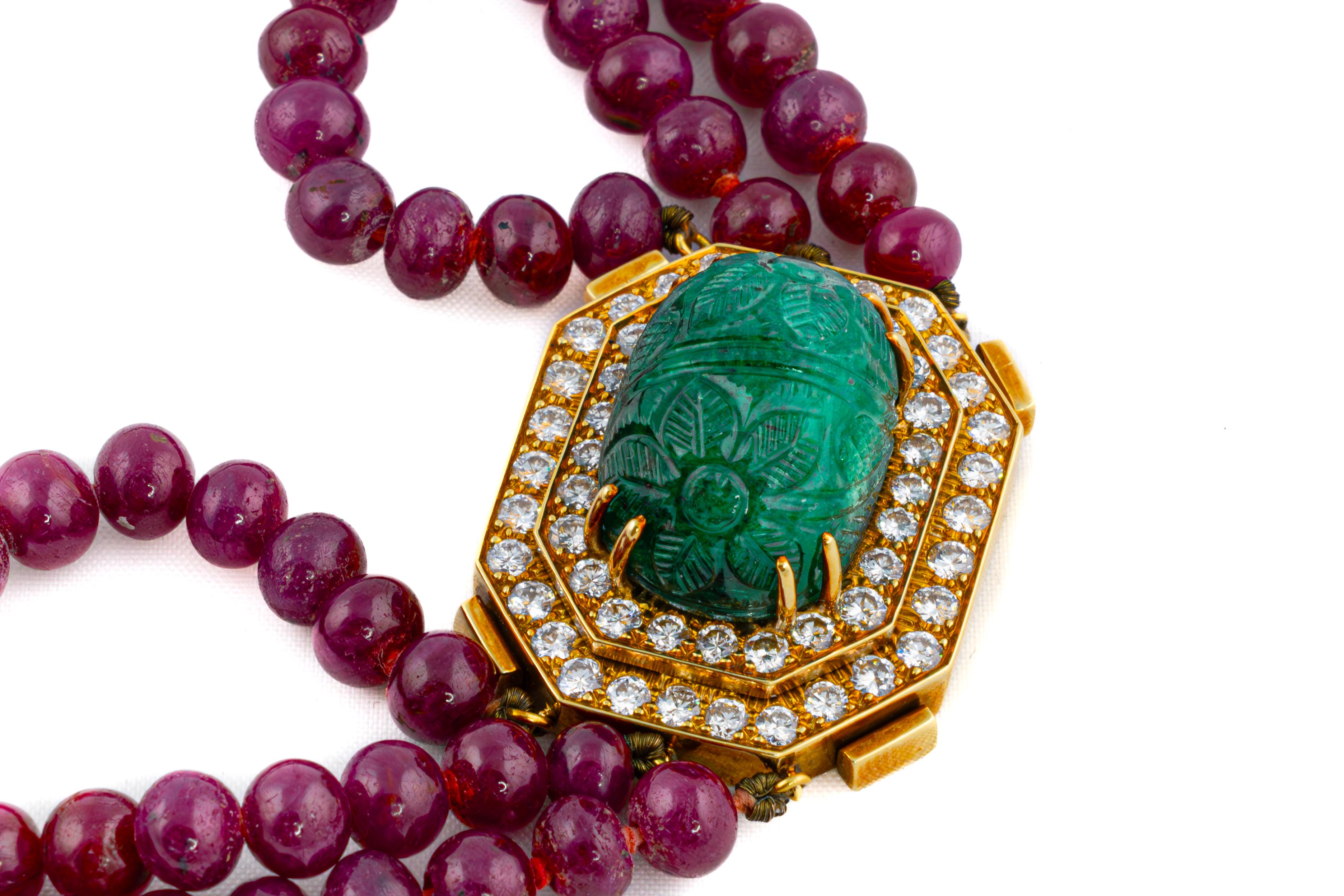 David Webb geschnitzte Smaragd- und Rubin-Perlenkette

Dieses kühne und elegante Design von David Webb besteht aus drei Strängen mit rubinroten Perlen, die von goldenen und pavéfarbenen Diamantrondellen akzentuiert werden. In der Mitte befindet sich