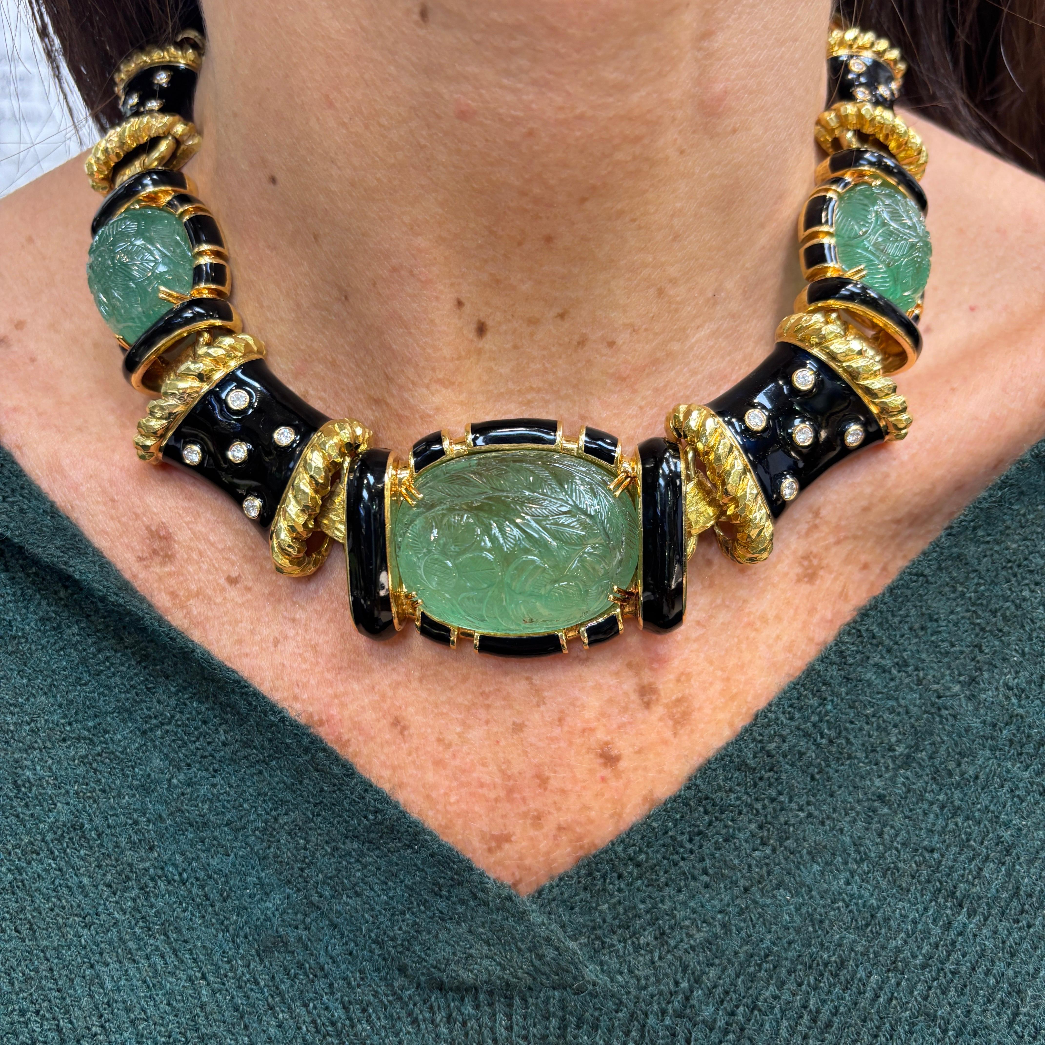 David Webb Collana con smeraldo intagliato e smalto. 

Realizzato circa nel 1960.

 Una collana con 5 smeraldi intagliati e diamanti incastonati in smalto nero e oro

Misure:  16