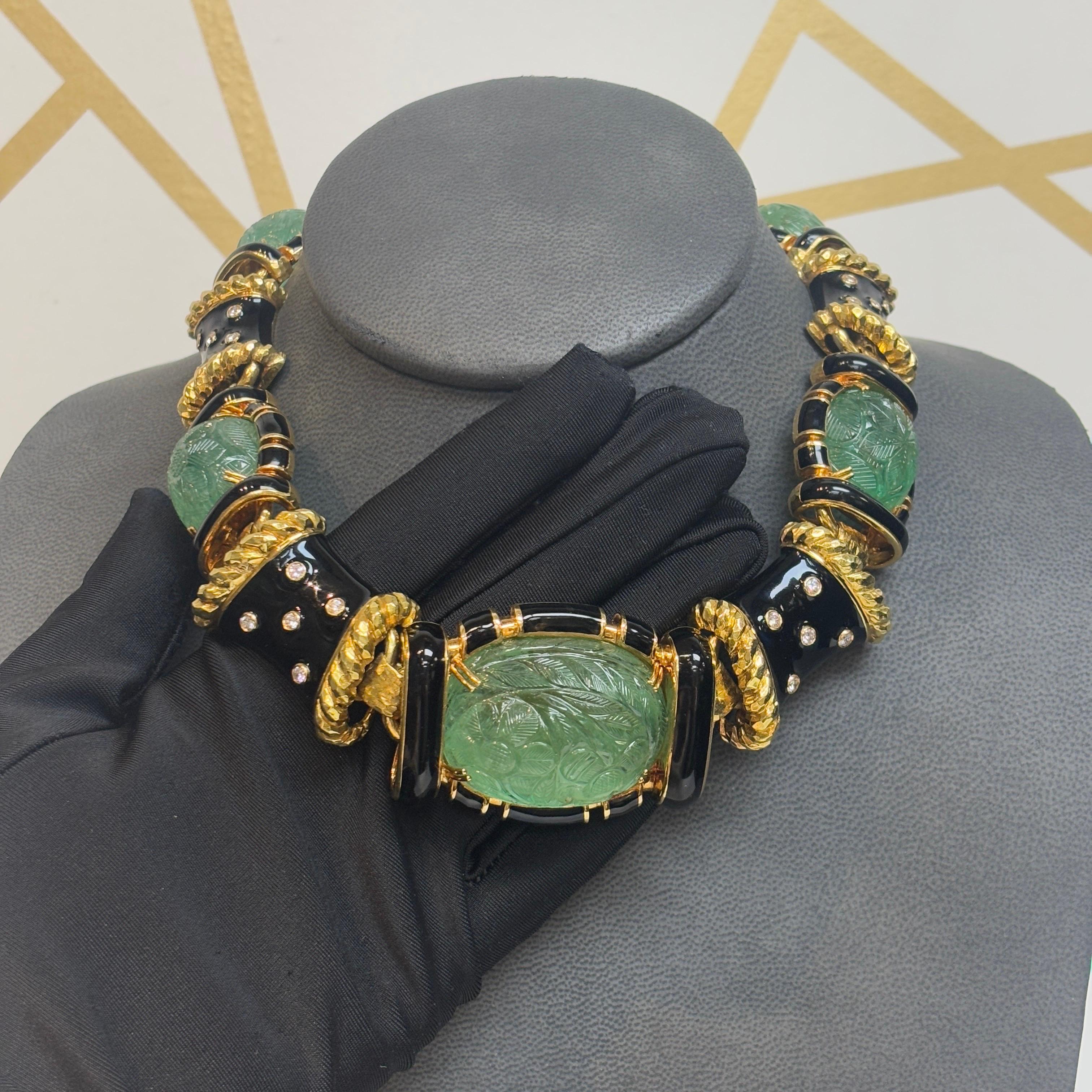 Taglio rotondo David Webb Collana con smeraldo intagliato e smalto in vendita