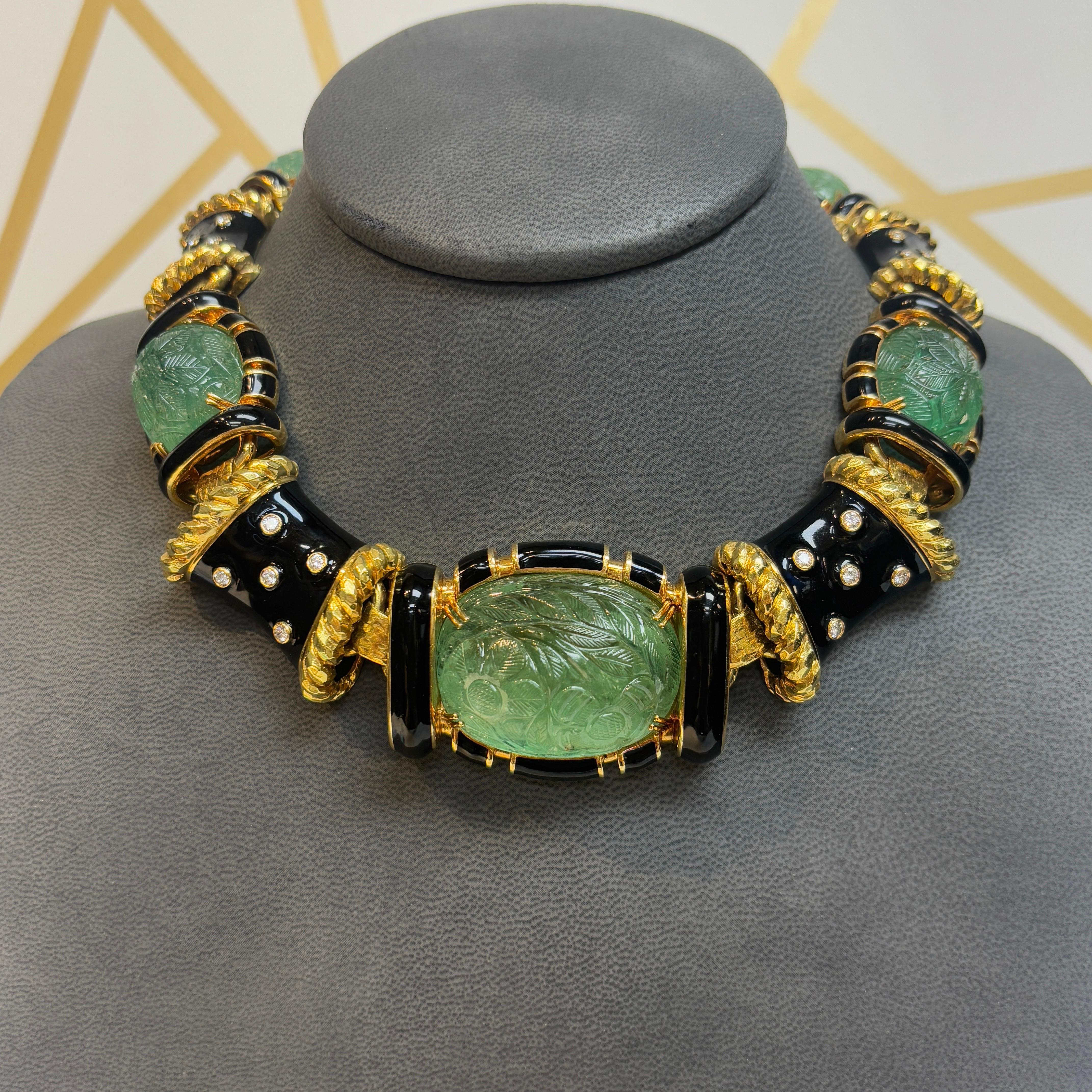 Donna David Webb Collana con smeraldo intagliato e smalto in vendita