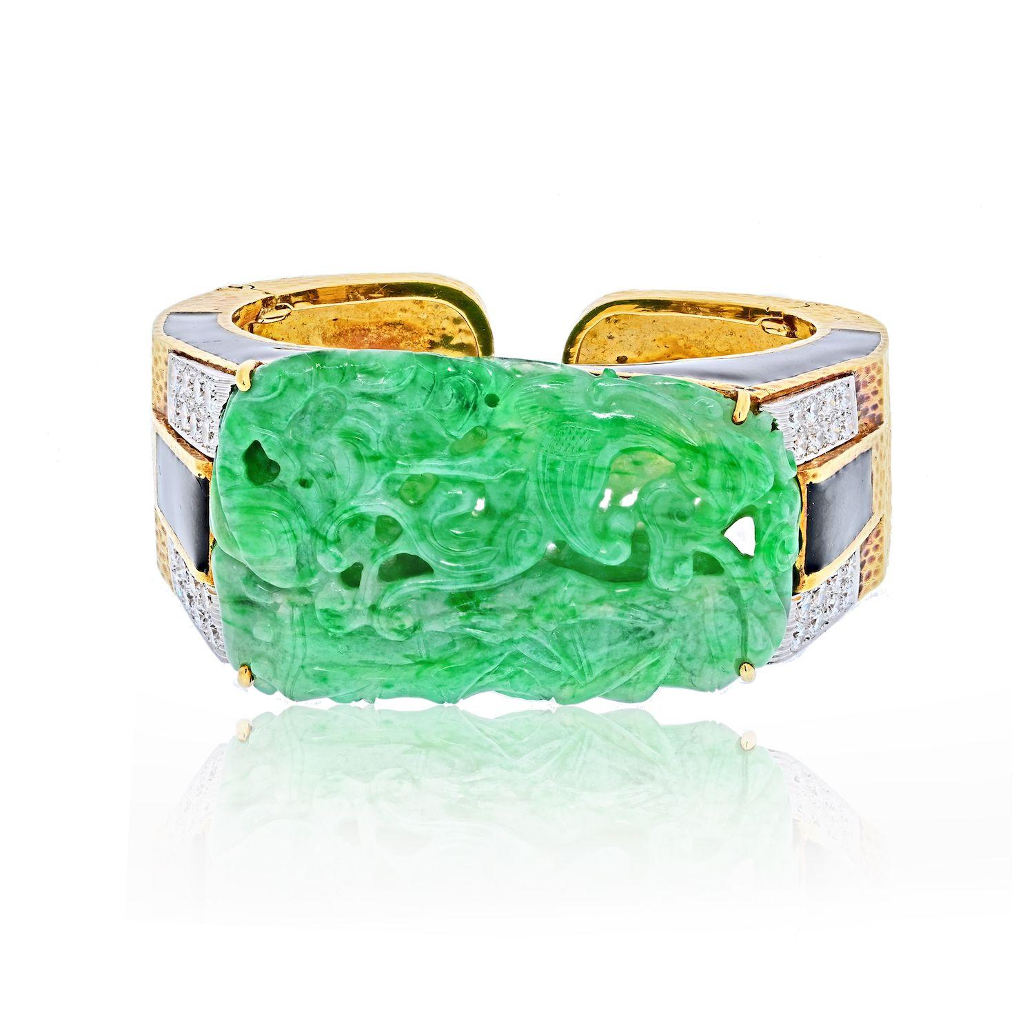 David Webb Bracelet manchette en jade sculpté Excellent état - En vente à New York, NY