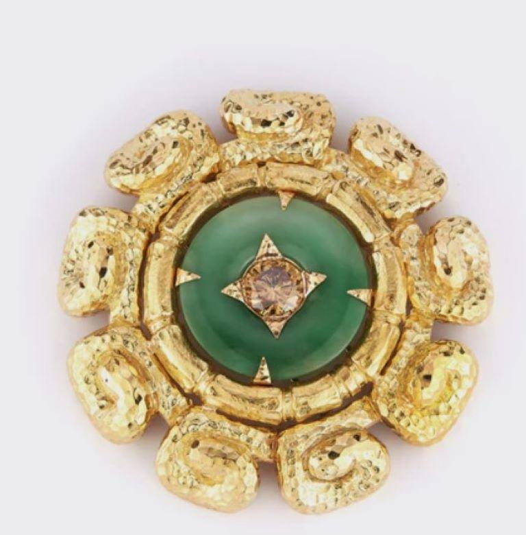 David Webb - Broche disque en jade sculpté et diamants

Un diamant de couleur fantaisie serti d'un disque de jade en or martelé

Poids du diamant central : environ 2,50 cts 

Mesures : 2.5