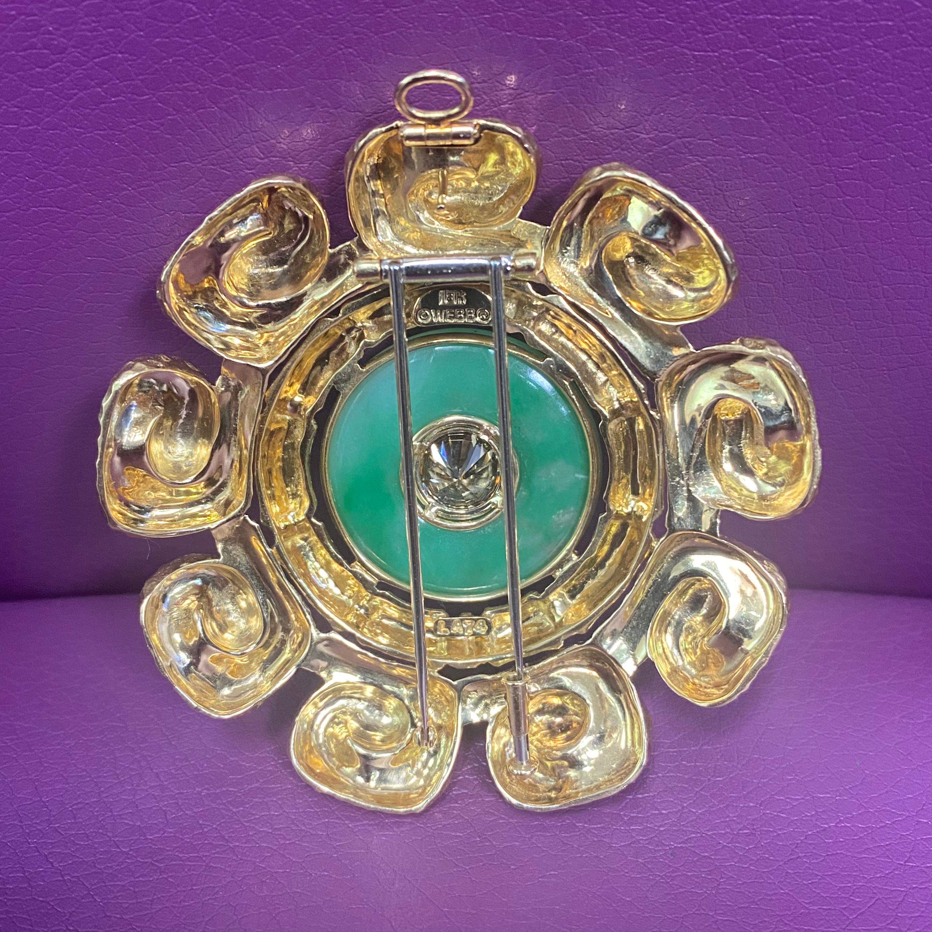 Scheibenbrosche aus geschnitzter Jade und Diamanten von David Webb im Zustand „Hervorragend“ im Angebot in New York, NY