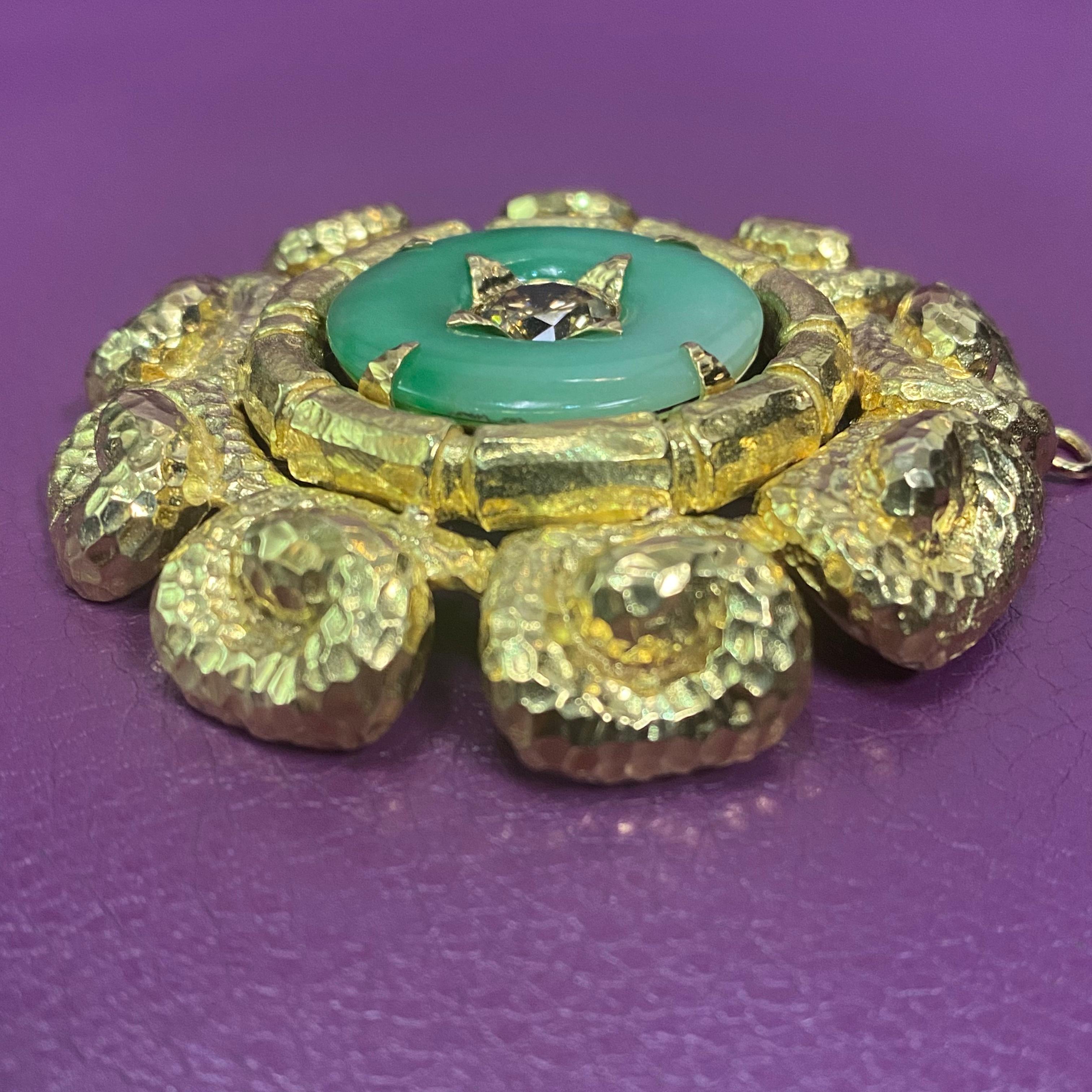 David Webb Broche en forme de disque en jade sculpté et diamants en vente 1