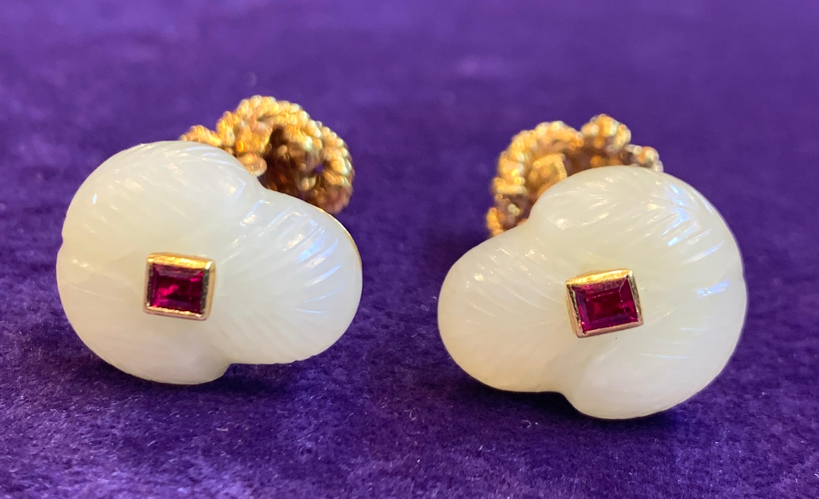 David Webb Carved Jade and Ruby Cufflinks In Excellent Condition For Sale In New York, NY