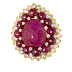 David Webb Broche tallado de rubí y diamantes