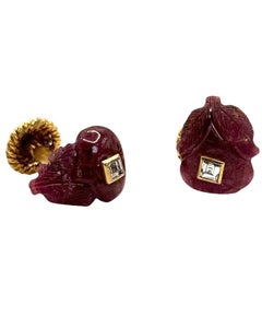 Boutons de manchette David Webb en rubis sculptés et diamants, en or jaune 18 carats, vers les années 1970