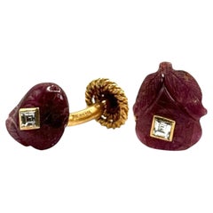 Boutons de manchette David Webb en rubis sculptés et diamants, en or jaune 18 carats, vers les années 1970