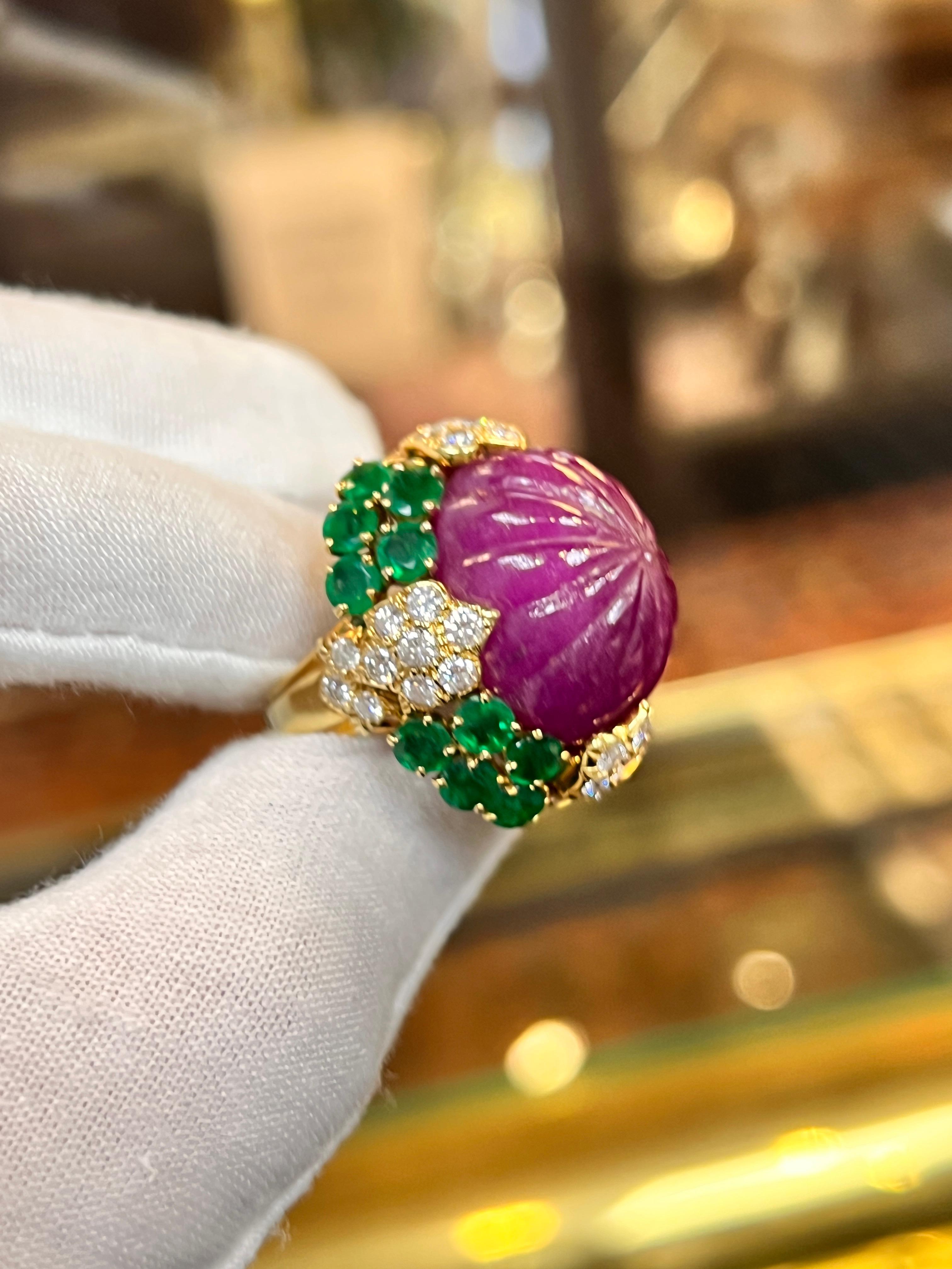 David Webb Carved Ruby Emerald and Diamond Ring In Excellent Condition For Sale In New York, NY