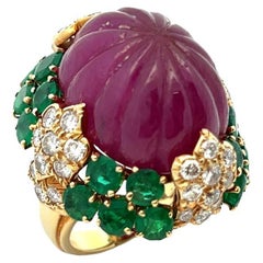 David Webb Anello con rubino intagliato, smeraldo e diamanti