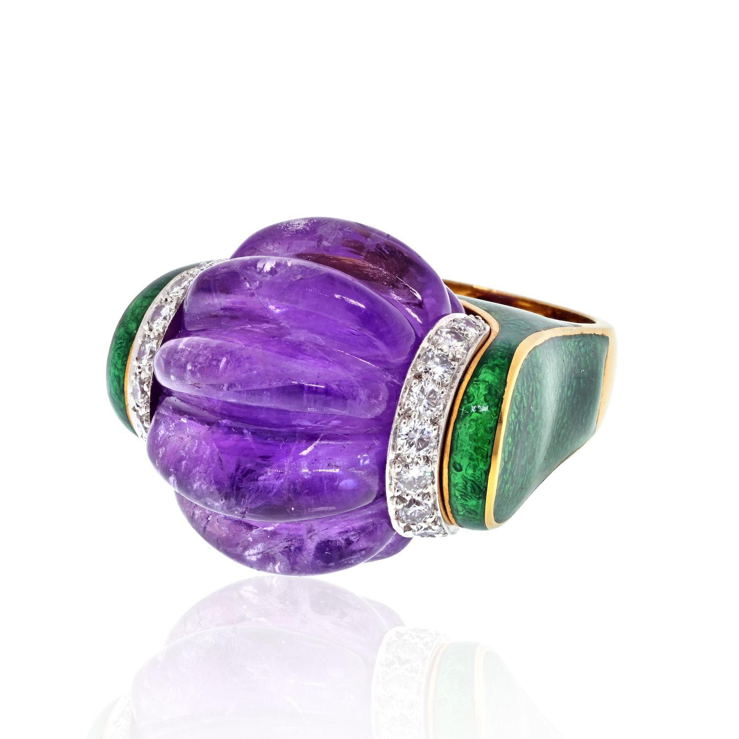 David Webb: Ring aus geschnitztem lila Amethyst, grüner Emaille und Diamanten im Zustand „Hervorragend“ im Angebot in New York, NY