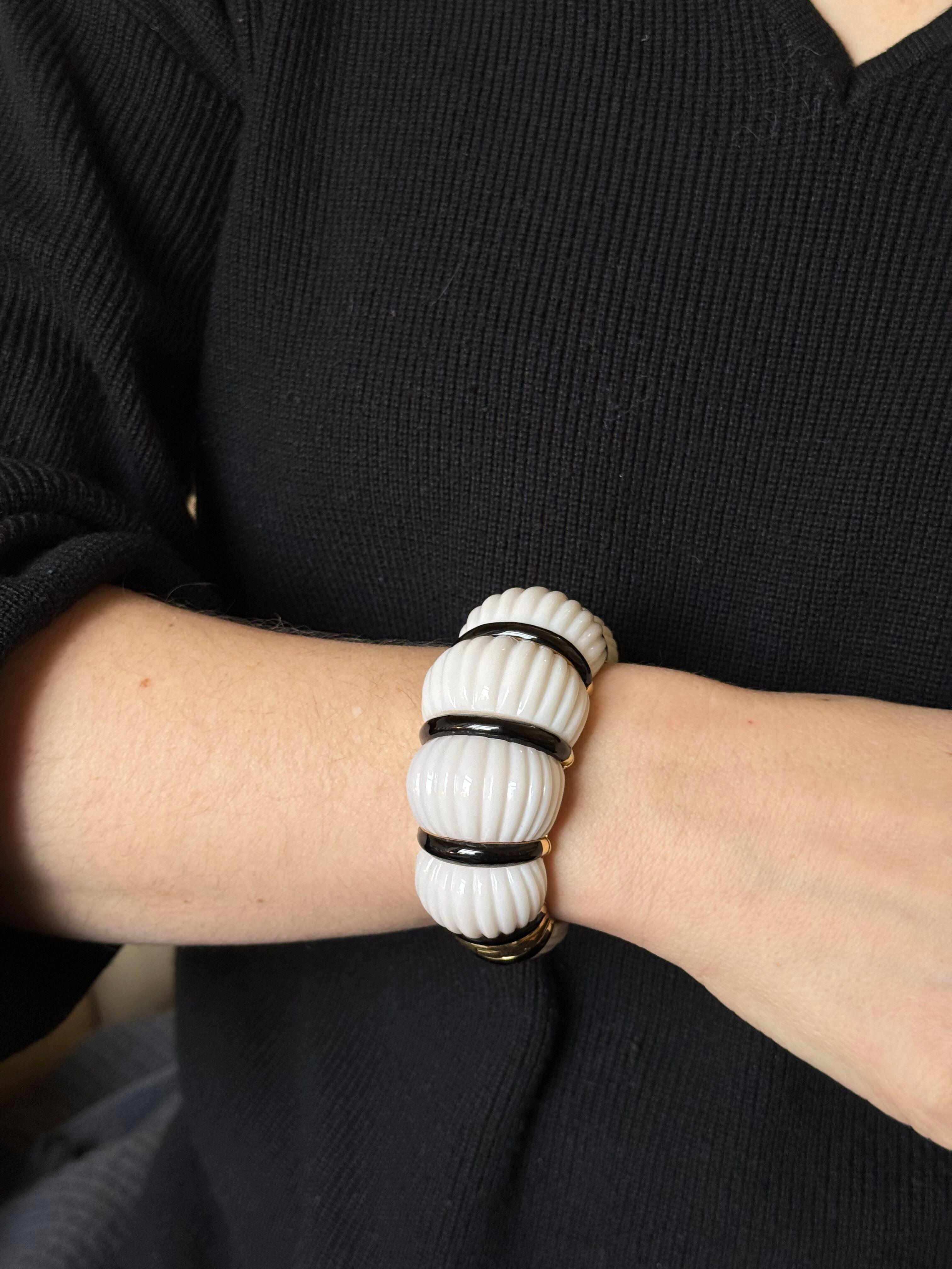 David Webb Carved White and Black Onyx Gold Cuff Bracelet For Sale 5