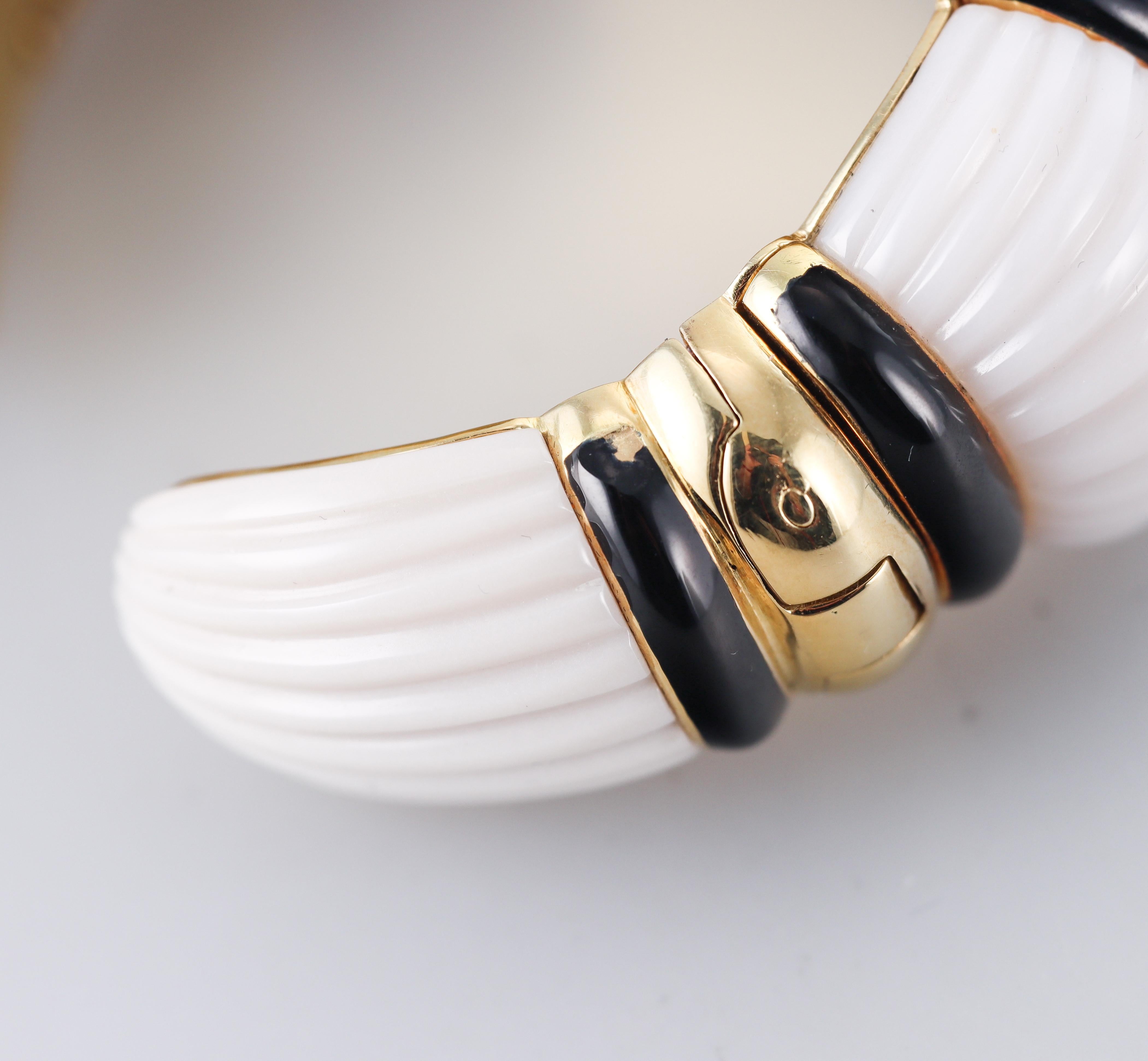 David Webb Carved White and Black Onyx Gold Cuff Bracelet In Excellent Condition For Sale In New York, NY
