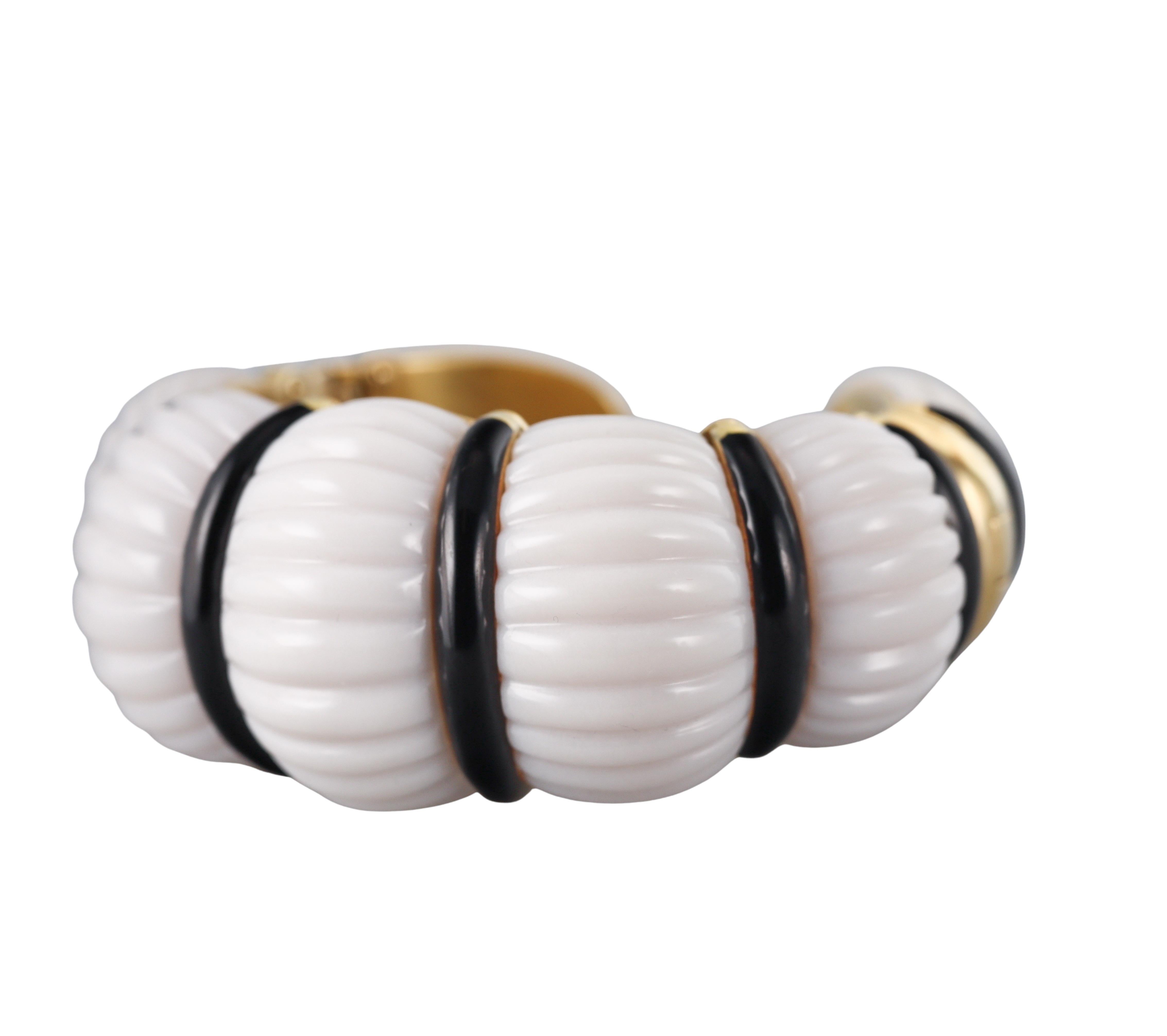 David Webb Carved White and Black Onyx Gold Cuff Bracelet For Sale 2