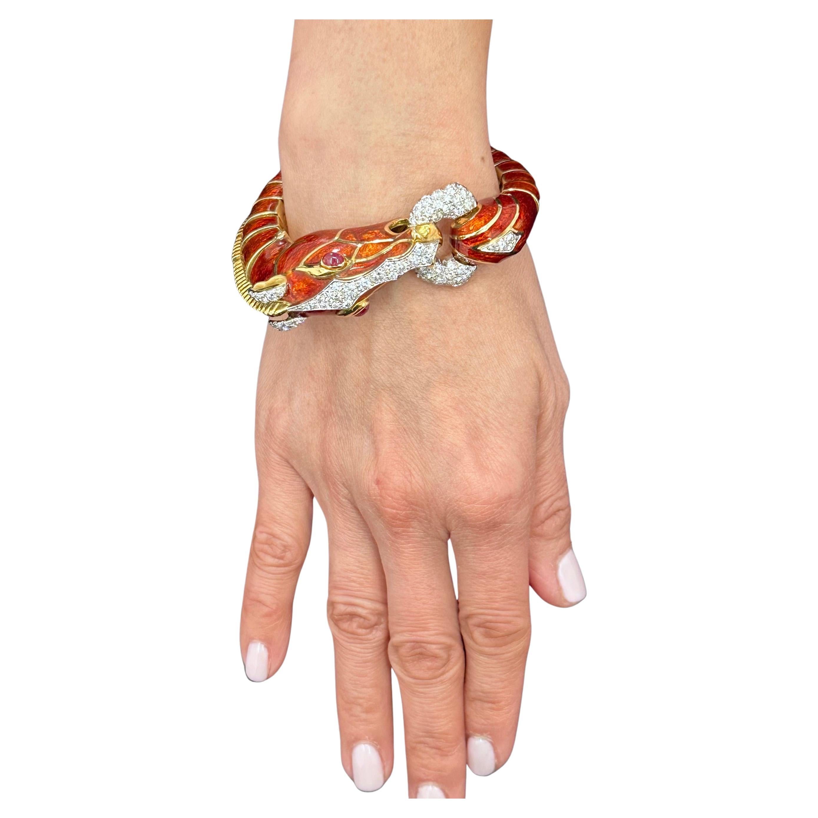 
David Webb - Bracelet cheval alezan 

Le bracelet du cheval alezan, conçu en 1965. avec émail, diamants, rubis cabochon, platine et or.
 