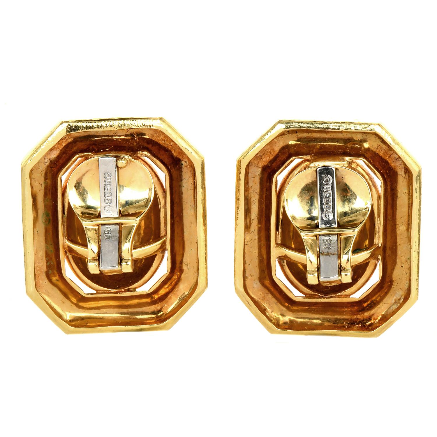 David Webb Chic Hammer Finish 18K Yellow Gold Dome Clip on Earrings In Excellent Condition For Sale In Miami, FL